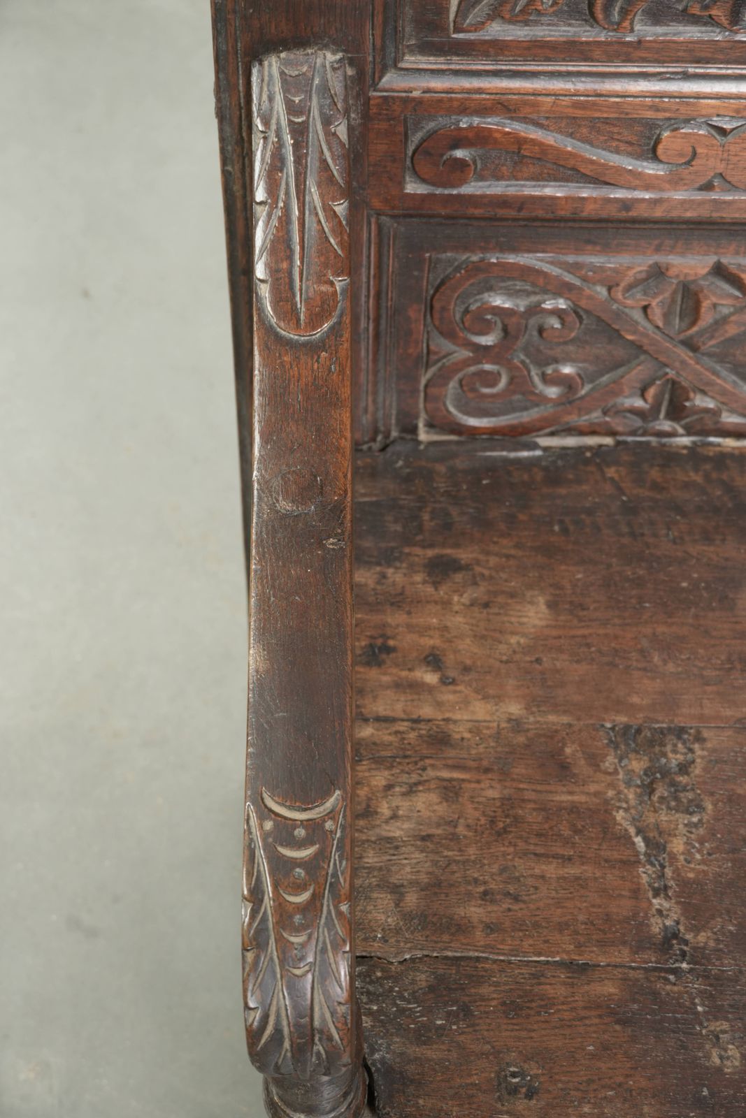 Unieke 18e-eeuwse Engelse eikenhouten Wainscott stoel met fraai houtsnijwerk photo buy