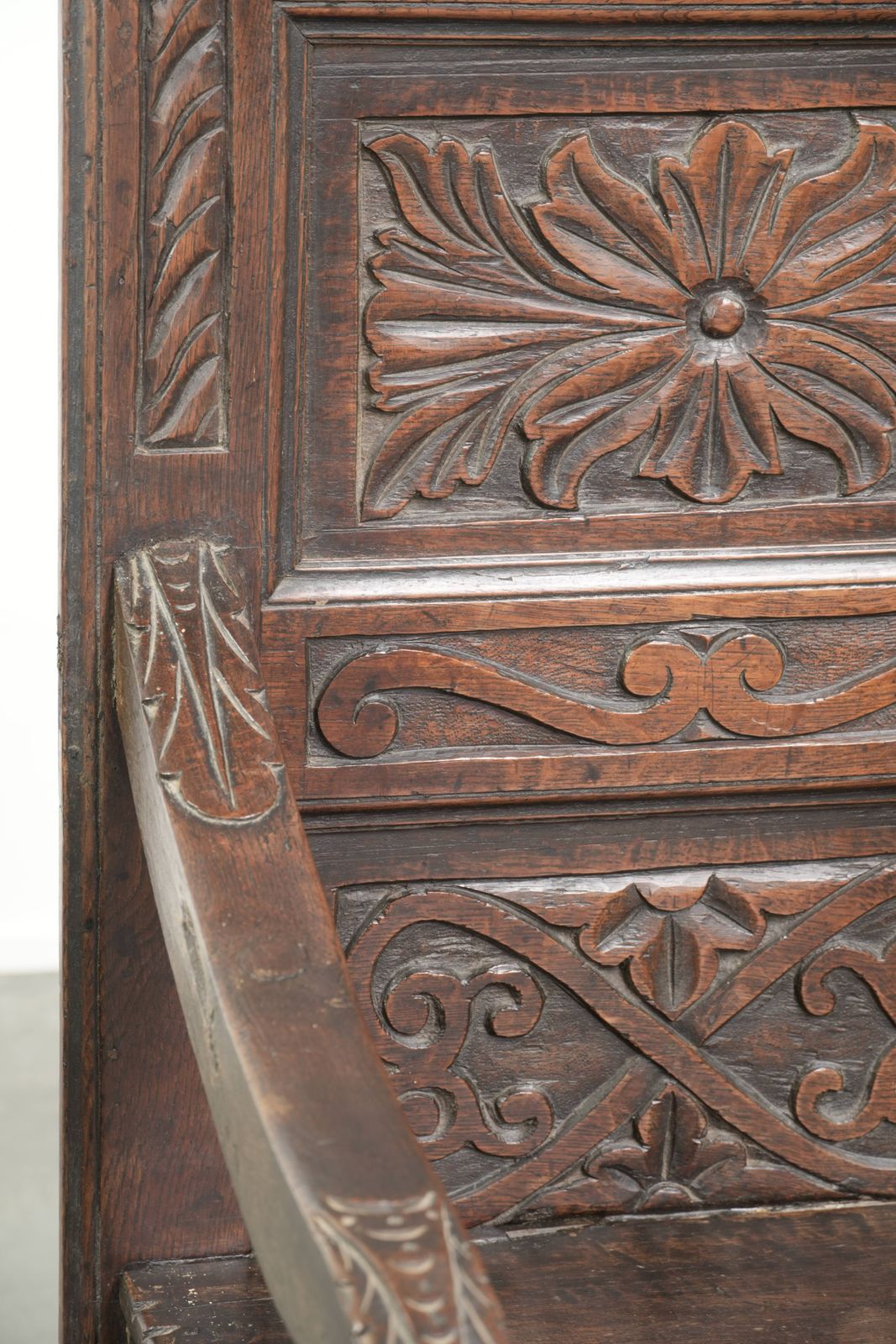 923.0 Unieke 18e-eeuwse Engelse eikenhouten Wainscott stoel met fraai houtsnijwerk photo