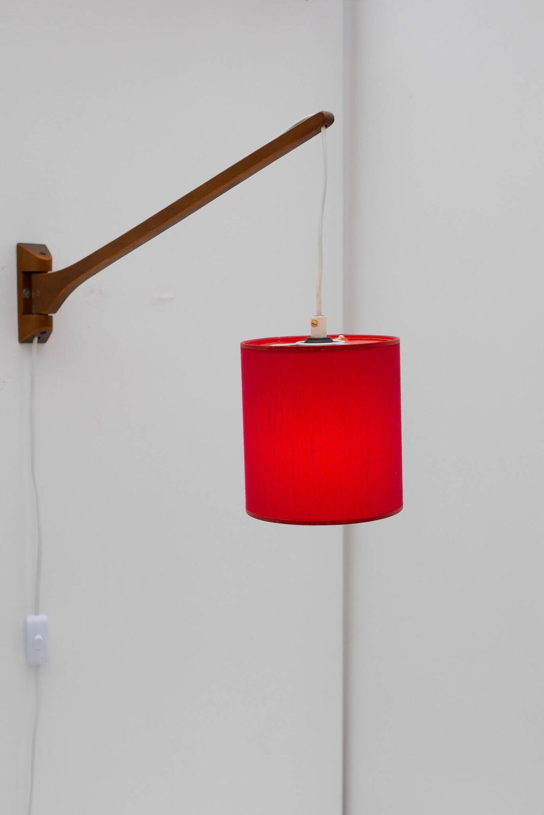 Applique murale scandinave mid-century modern, lampe à bras articulé en teck photo vintage