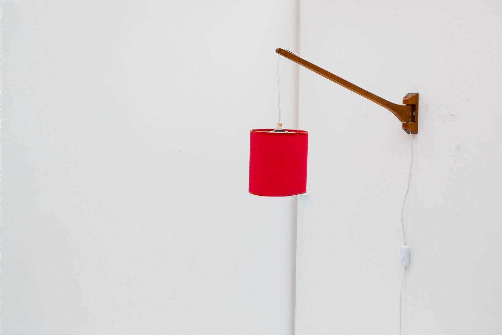 photo furniture Applique murale scandinave mid-century modern, lampe à bras articulé en teck