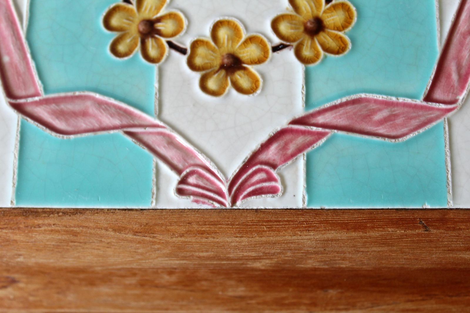 Dessous-de-plat d'époque Art Nouveau en carrelage majolique, socle en bois sur pieds, porte-plante, ruban rose, couronne florale ambrée, idée cadeau de mariage photo vinterior
