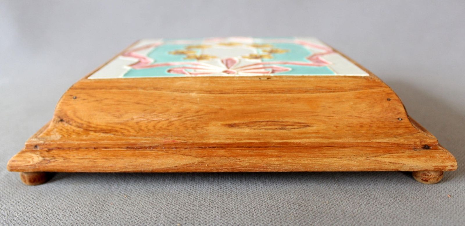 70.0 Dessous-de-plat d'époque Art Nouveau en carrelage majolique, socle en bois sur pieds, porte-plante, ruban rose, couronne florale ambrée, idée cadeau de mariage photo