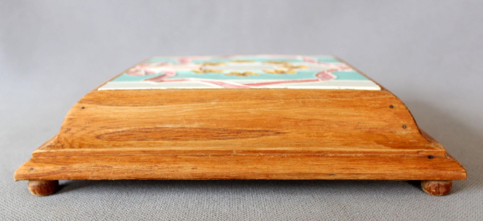 photo vinterior Dessous-de-plat d'époque Art Nouveau en carrelage majolique, socle en bois sur pieds, porte-plante, ruban rose, couronne florale ambrée, idée cadeau de mariage
