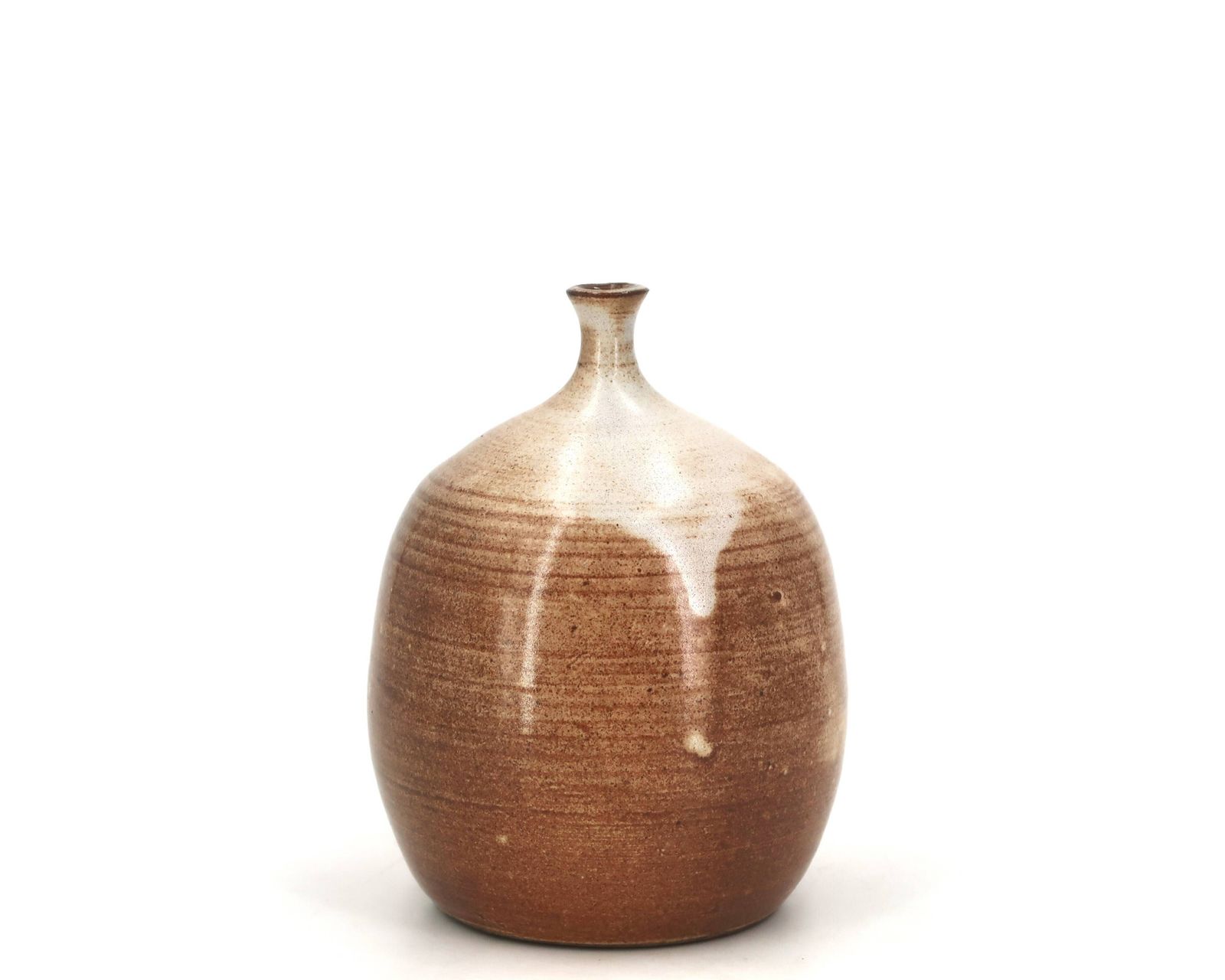 Vase ovoïde à col étroit en céramique brun beige et coulures blanches.