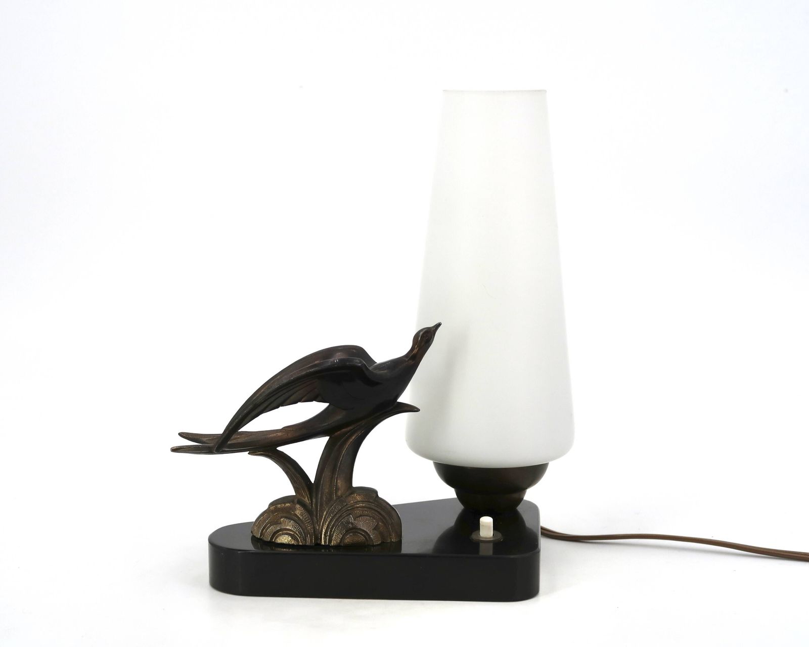 Lampe Art déco à sculpture d'hirondelle, socle en marbre, globe blanc opaque.