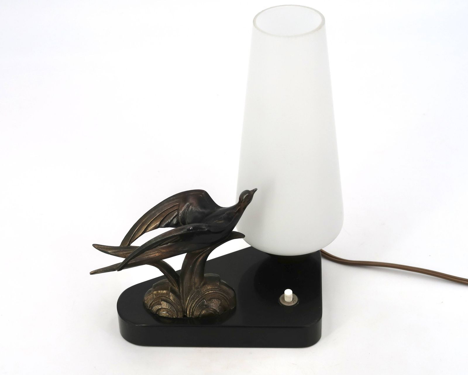 Art Deco Lamp Met Zwaluwsculptuur, Marmeren Voet, Opaalwitte Bol. photo furniture