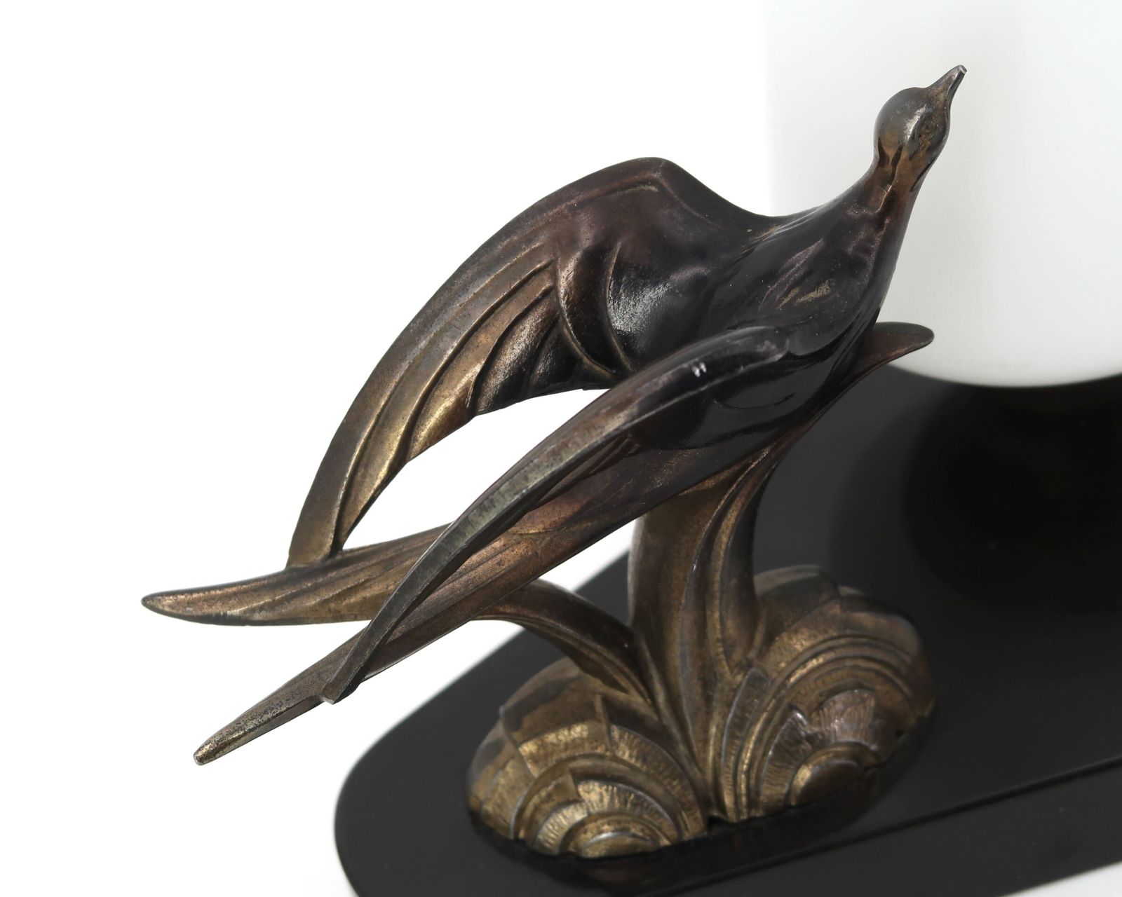 Lampe Art déco à sculpture d'hirondelle, socle en marbre, globe blanc opaque. photo Luminaires