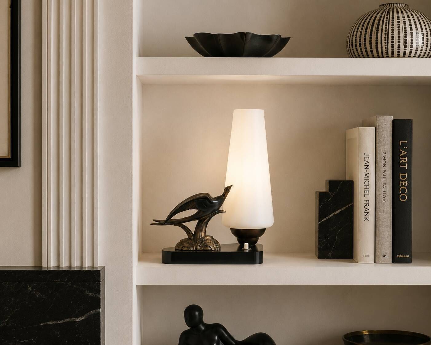 Lampe Art déco à sculpture d'hirondelle, socle en marbre, globe blanc opaque. photo 298.0