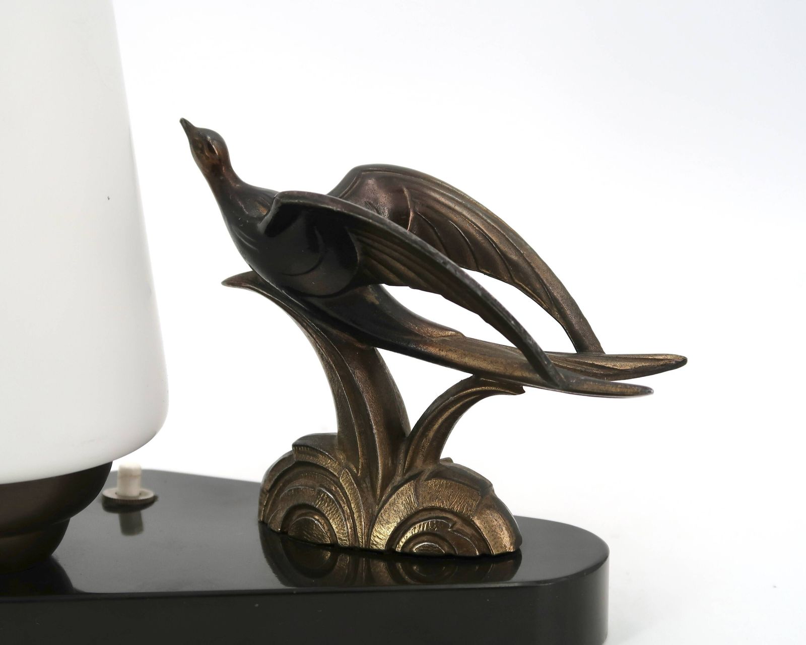 Lampe Art déco à sculpture d'hirondelle, socle en marbre, globe blanc opaque. photo buy