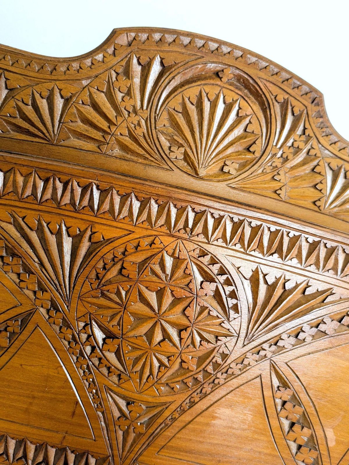 Antiek handgesneden houten brievenrek, folk art, wandmontage, tijdschriftenhouder, kantooropberger photo 106.0