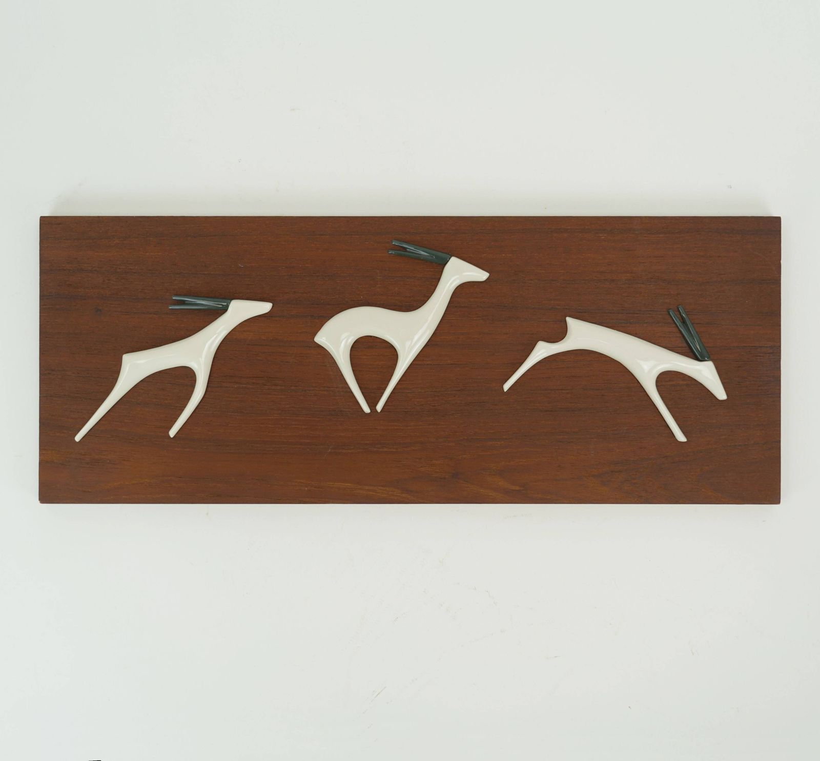 Panneau mural en teck avec antilopes en porcelaine Sgrafo Modern, design années 1960, par Peter Mueller photo vintage