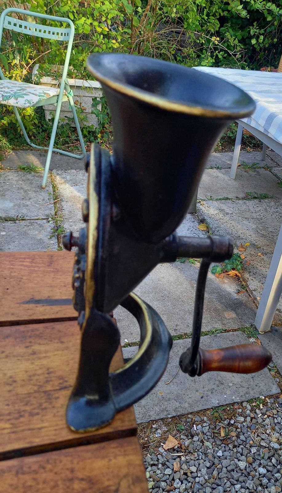 Moulin à café d'époque, en fonte, à fixation sous table photo furniture