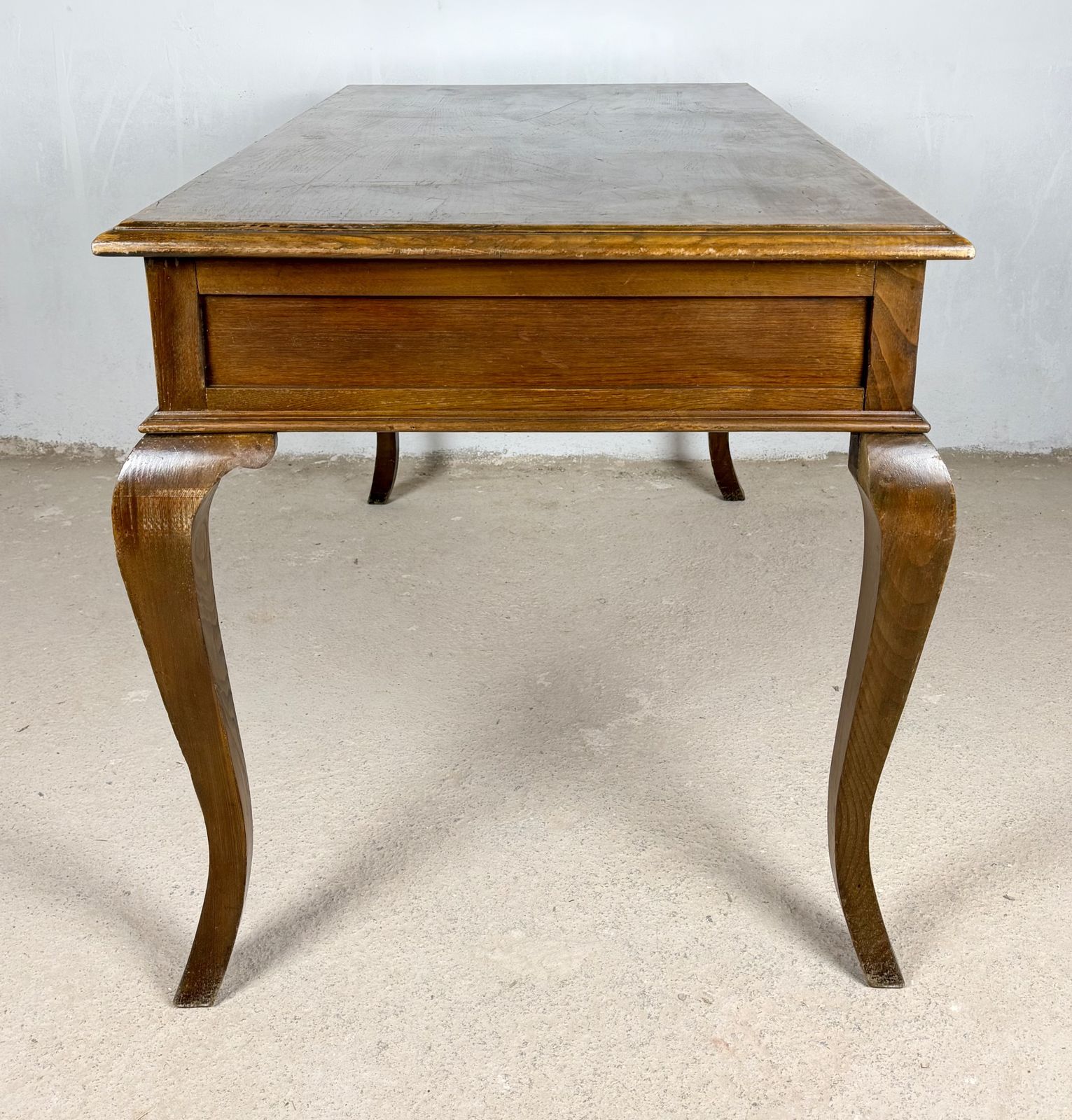 photo furniture Spaans eiken schrijfbureau met drie lades, midden 20e eeuw
