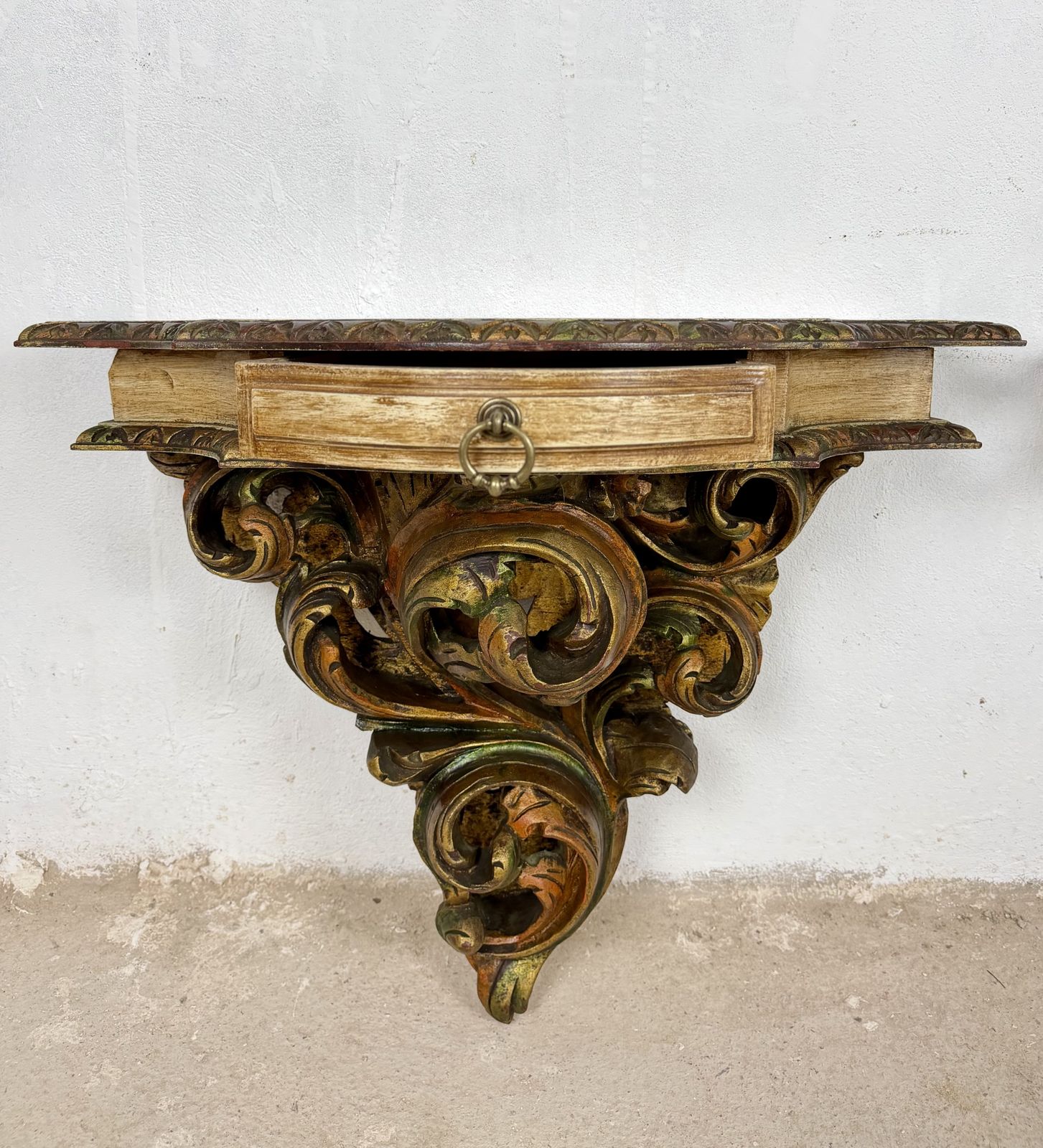 Paar Italiaanse polychroom beschilderde wandconsoles met marmeren blad, midden 20e eeuw photo 1960.0