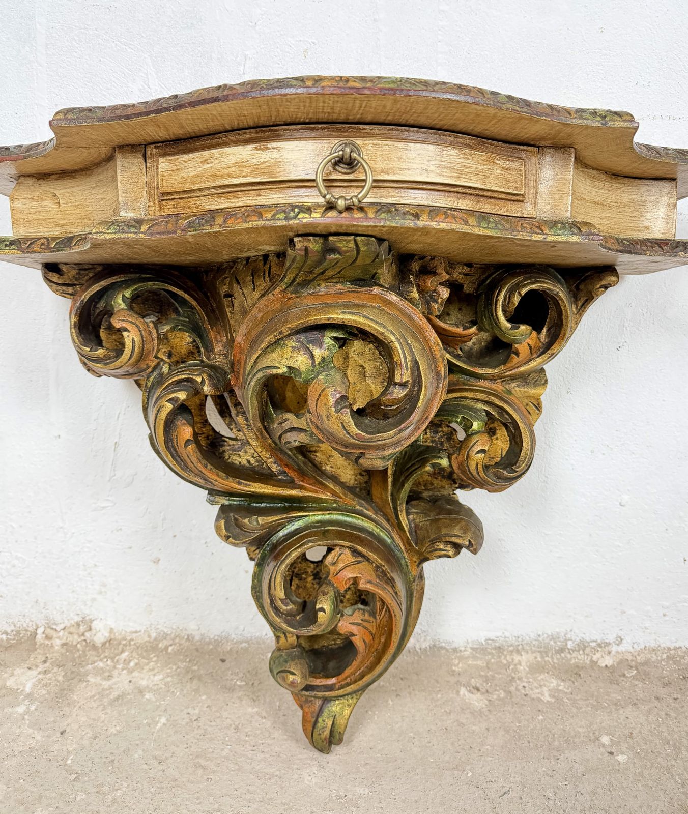 Paar Italiaanse polychroom beschilderde wandconsoles met marmeren blad, midden 20e eeuw photo vintage