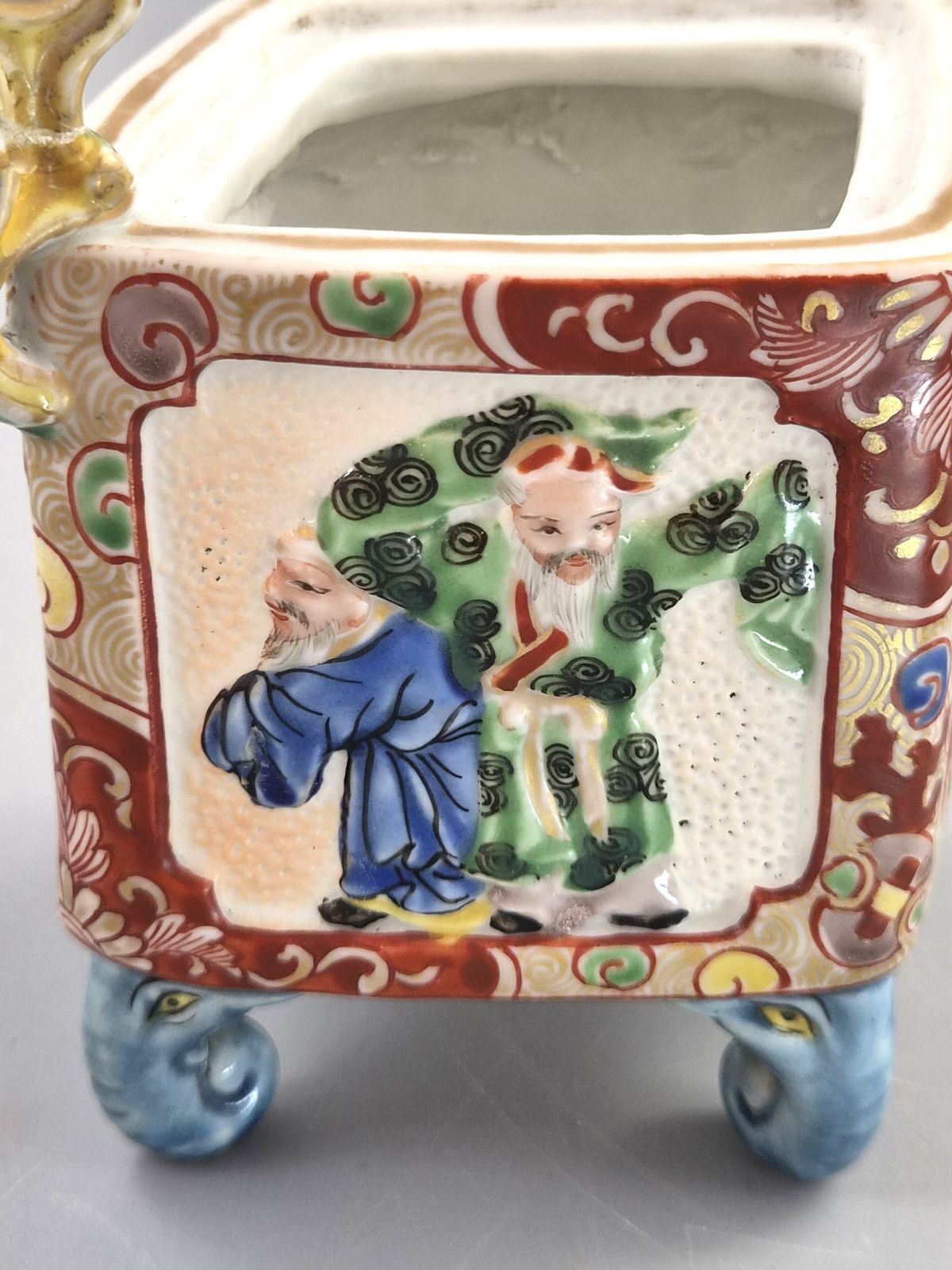 Woonaccessoires Japanse Kutani porseleinen Koro wierookbrander, Karashishi bekroning en olifantenkopvoeten, Meiji-periode ca. 1890, antieke wierookbrander photo