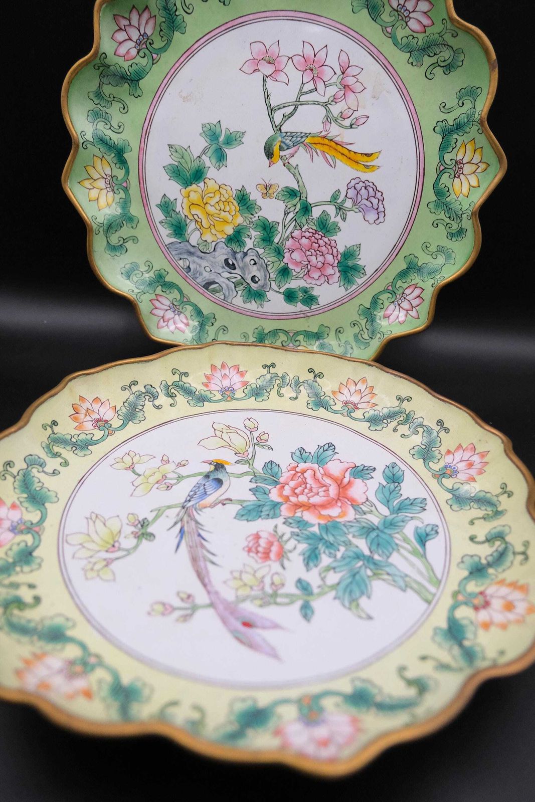 Paar Chinese beschilderde emailborden (Hua Falang), Qing-stijl, 19e/20e eeuw, vogel en pioenroos, koperen borden photo furniture