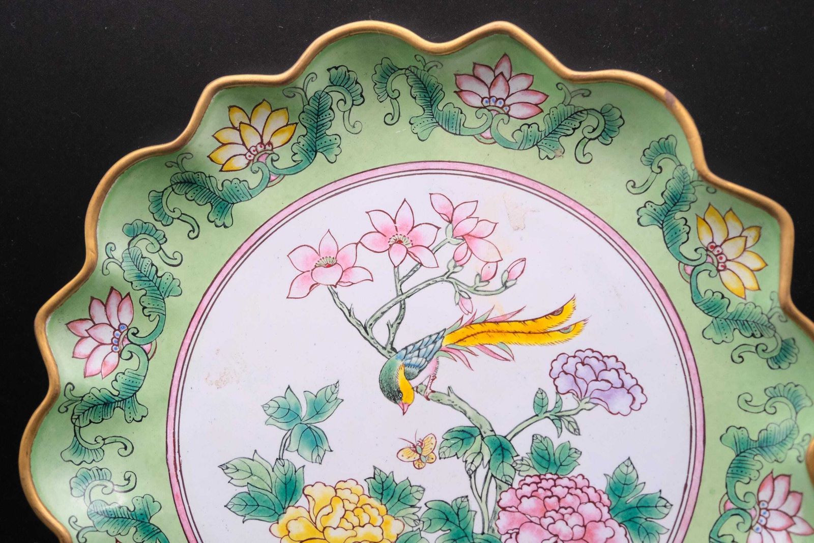 Paar Chinese beschilderde emailborden (Hua Falang), Qing-stijl, 19e/20e eeuw, vogel en pioenroos, koperen borden photo 900.0