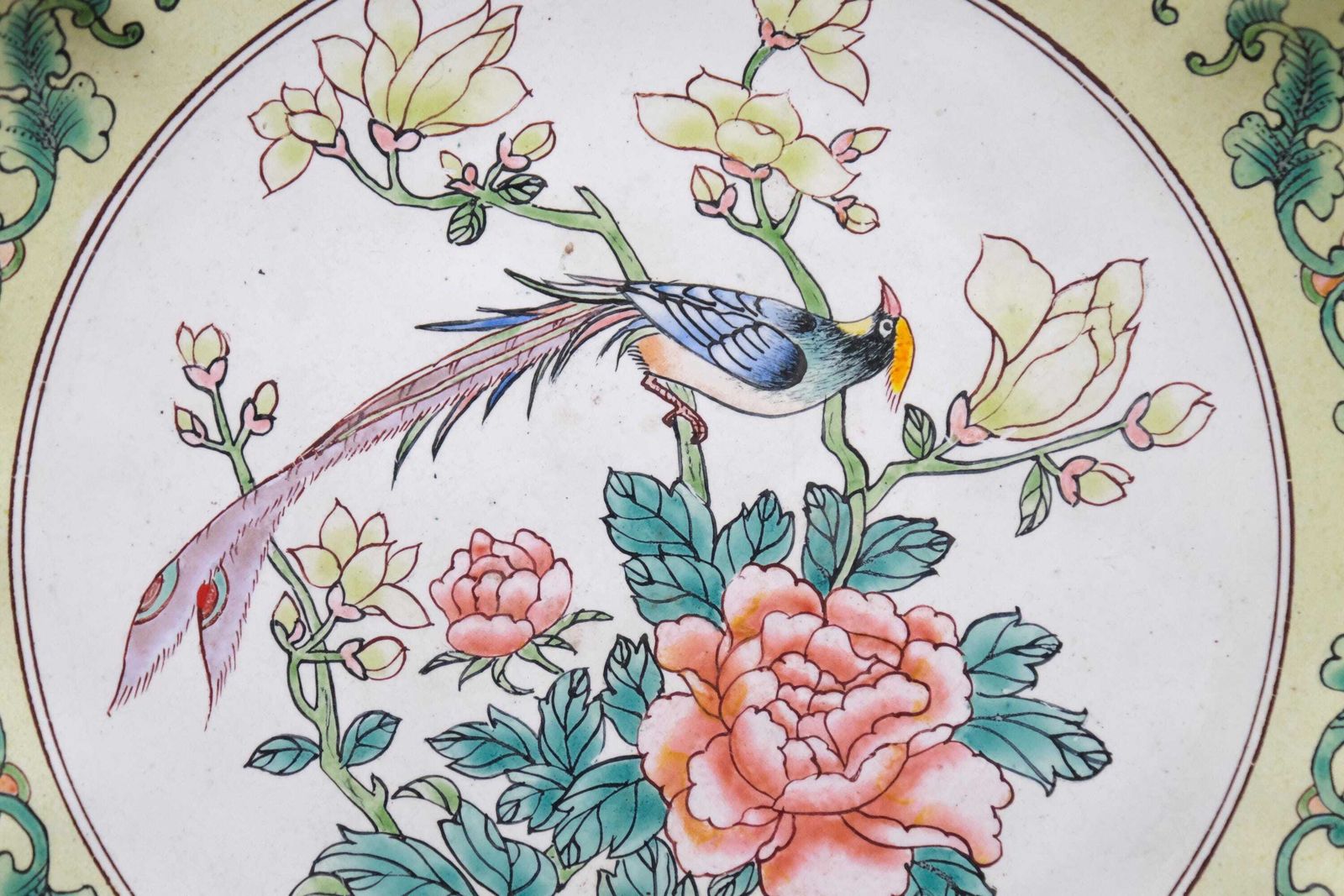 Paar Chinese beschilderde emailborden (Hua Falang), Qing-stijl, 19e/20e eeuw, vogel en pioenroos, koperen borden photo vinterior