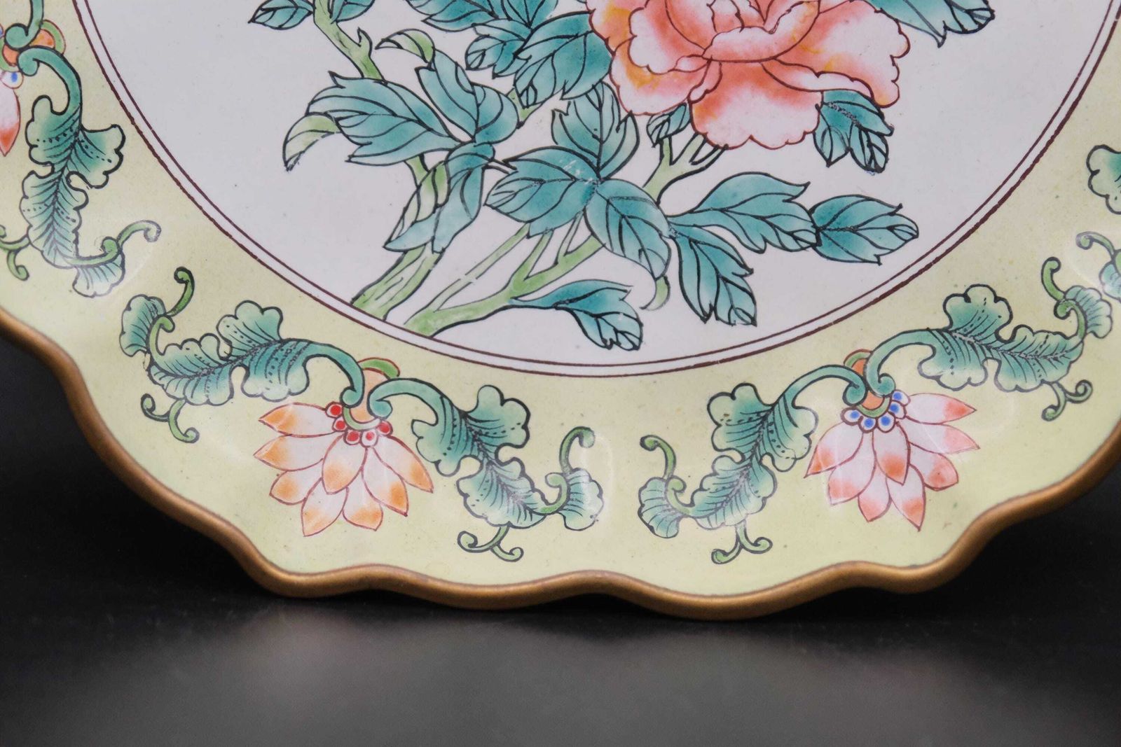 photo for sale Paar Chinese beschilderde emailborden (Hua Falang), Qing-stijl, 19e/20e eeuw, vogel en pioenroos, koperen borden