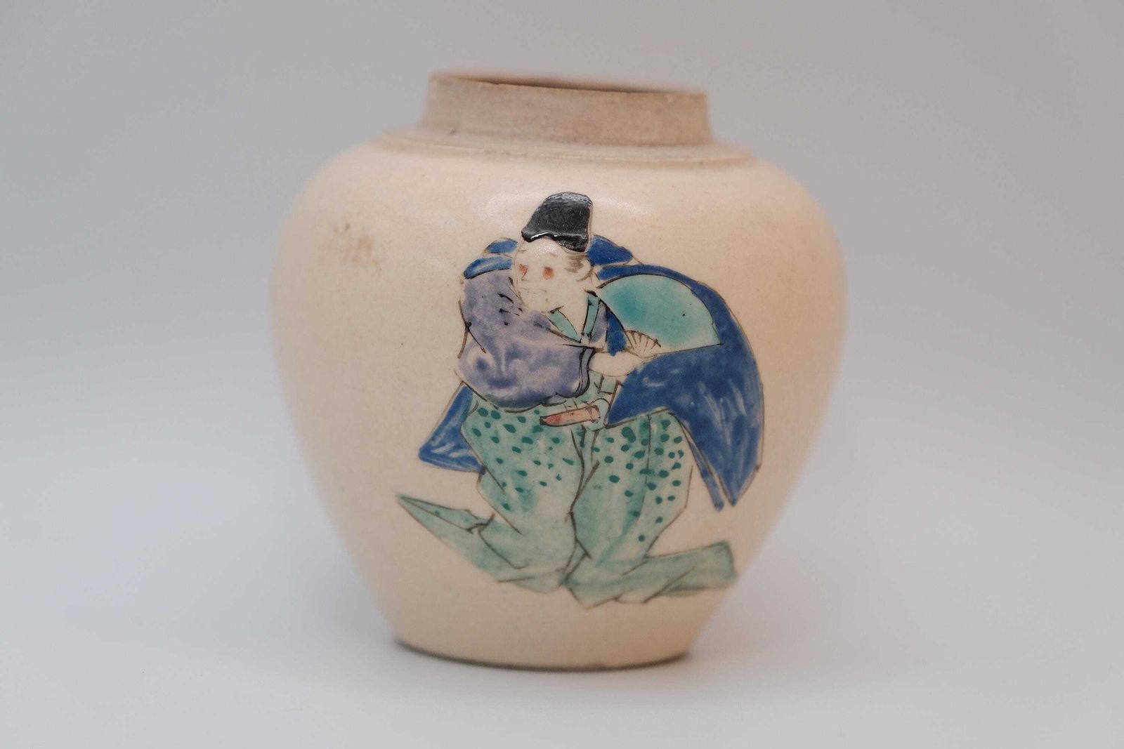 Antiek Japans Satsuma-stijl gemberpotje | Handgeschilderd aardewerk met craquelé glazuur | Meiji Taisho periode Aziatische kunst photo vinterior