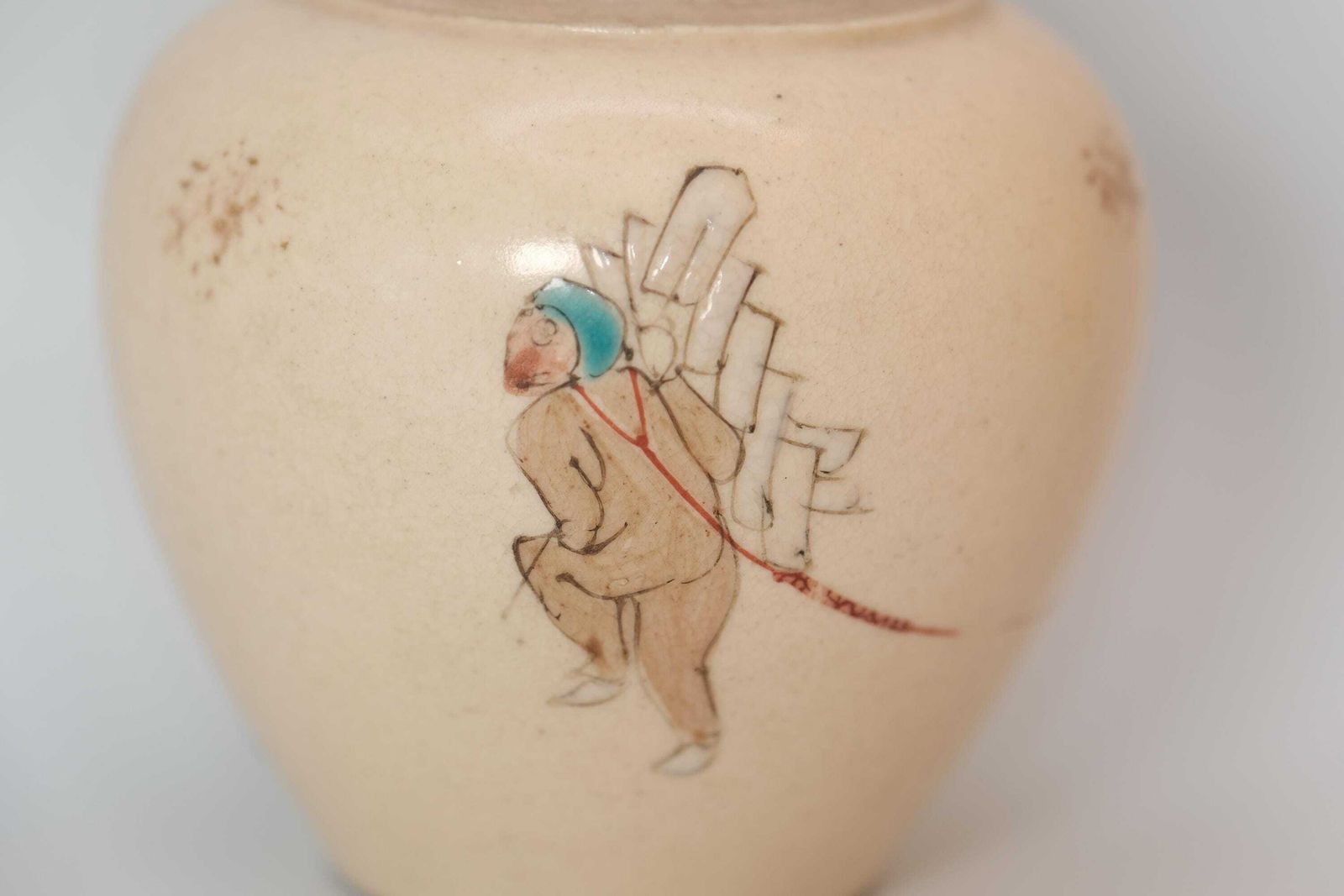 photo furniture Antiek Japans Satsuma-stijl gemberpotje | Handgeschilderd aardewerk met craquelé glazuur | Meiji Taisho periode Aziatische kunst