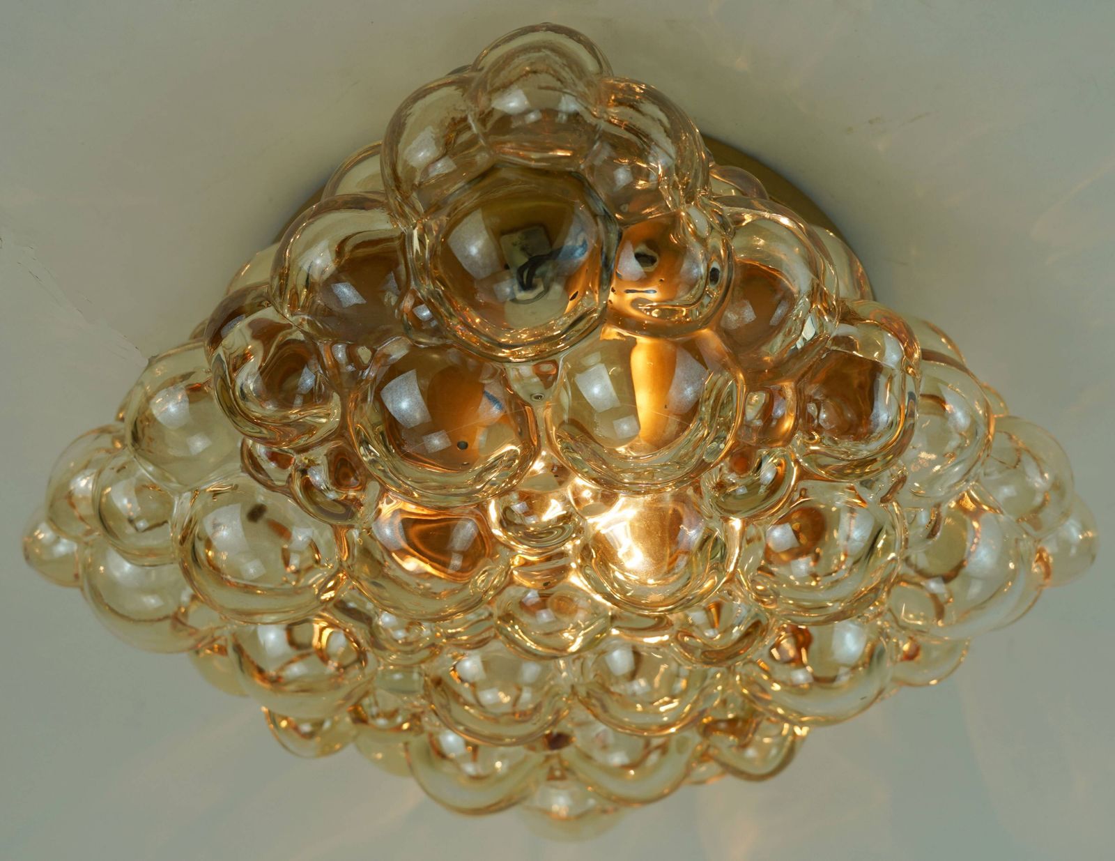 photo vinterior Grote Amber Bubbel Glazen Plafondlamp Ca. Jaren 1960 1970 in Mid-Century Modern Stijl