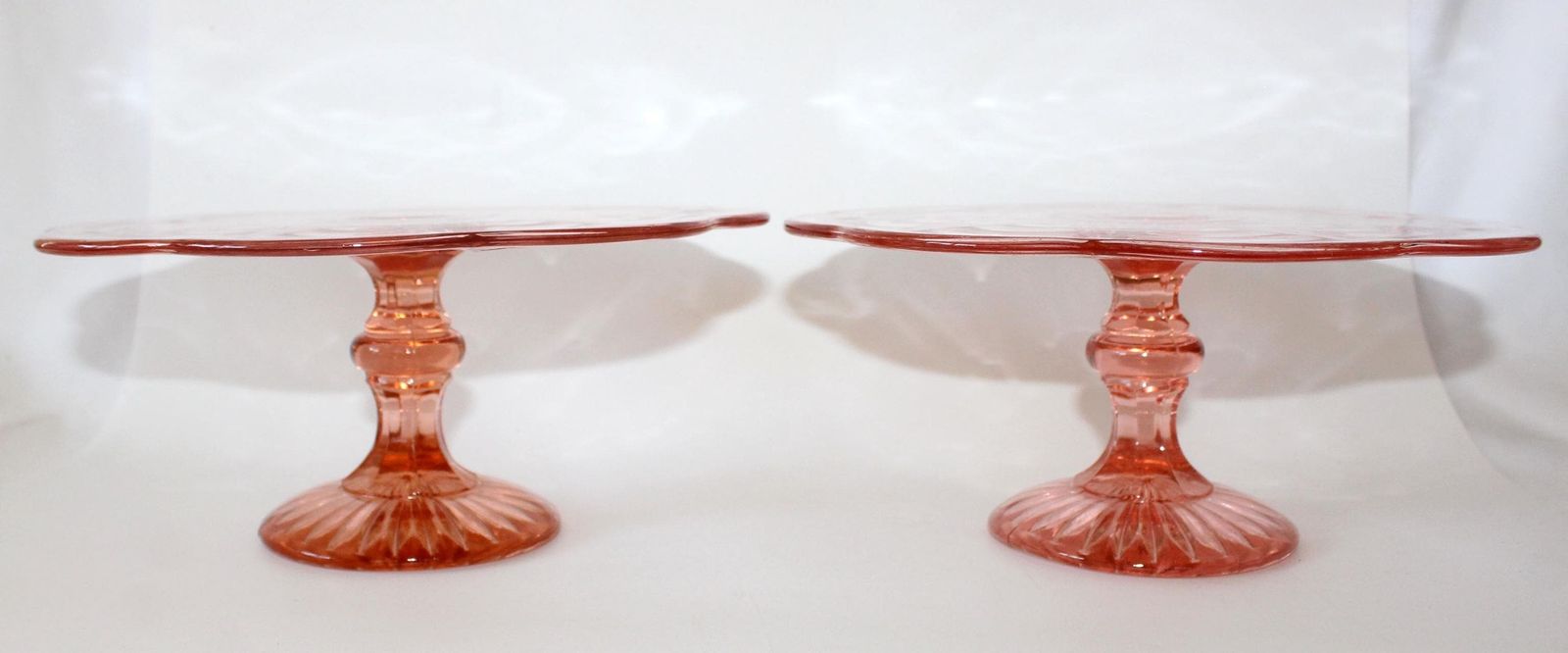 Lot de deux présentoirs à gâteau Art déco en verre rose rosaline, plateau sur pied, verre pressé à motif géométrique en relief photo furniture