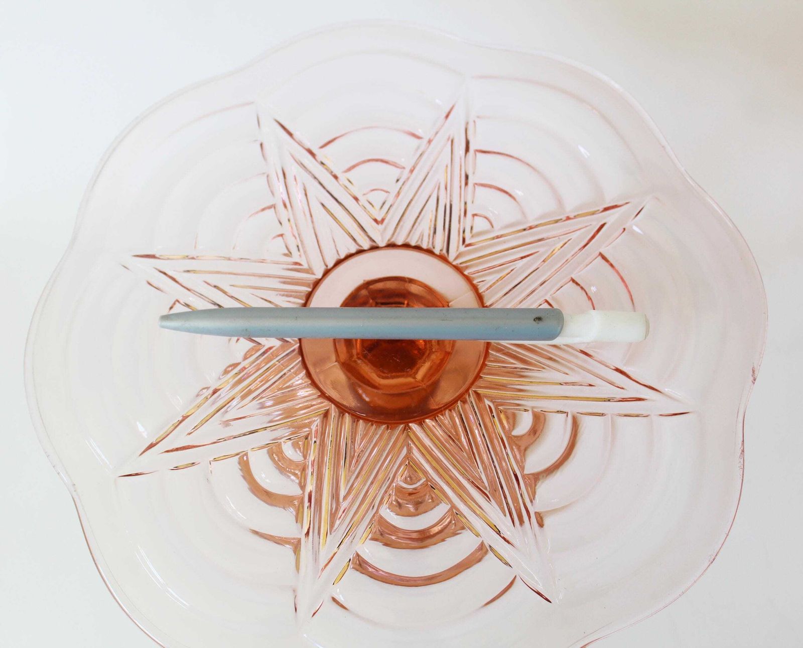 Lot de deux présentoirs à gâteau Art déco en verre rose rosaline, plateau sur pied, verre pressé à motif géométrique en relief photo buy