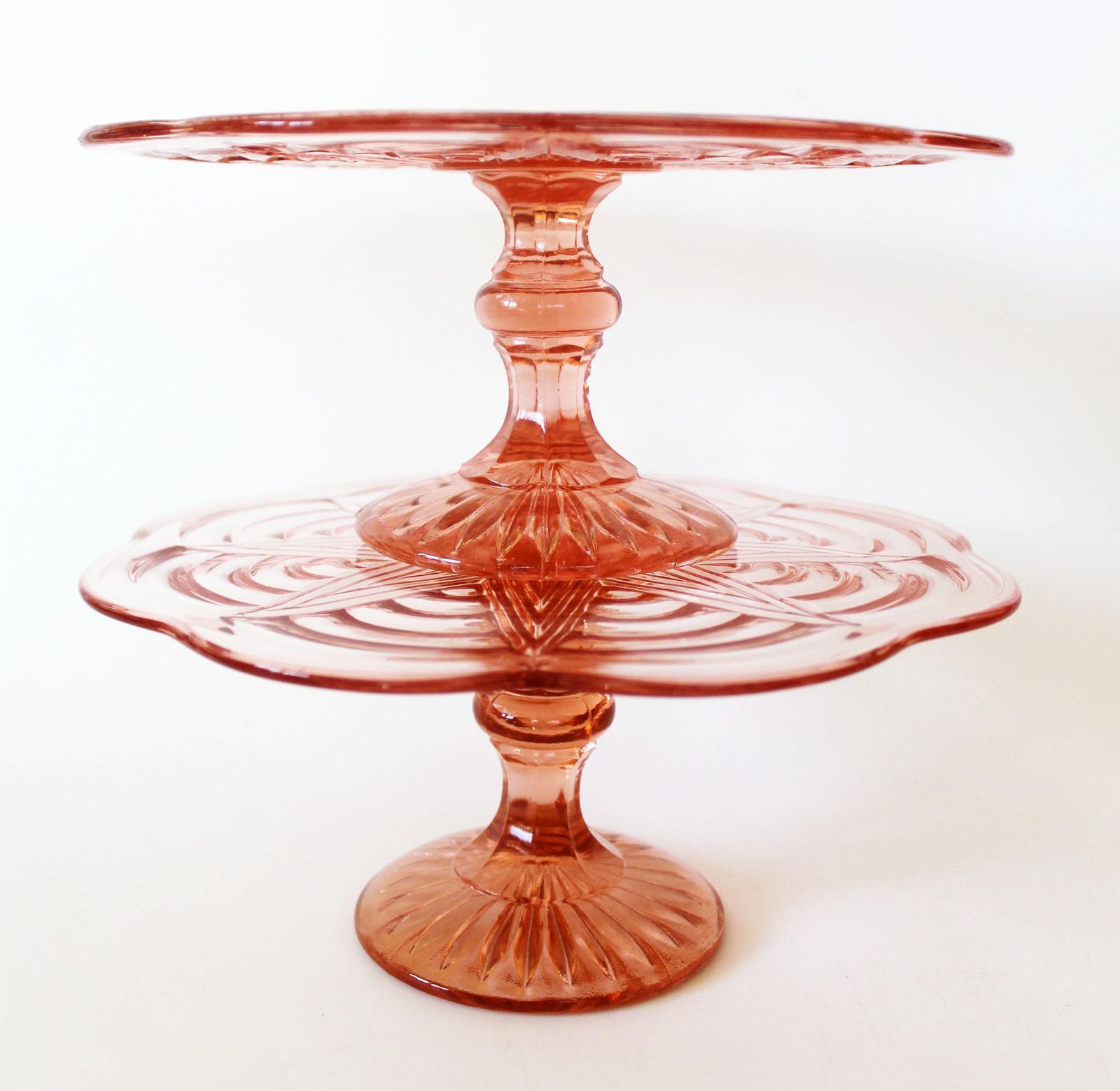 photo for sale Lot de deux présentoirs à gâteau Art déco en verre rose rosaline, plateau sur pied, verre pressé à motif géométrique en relief