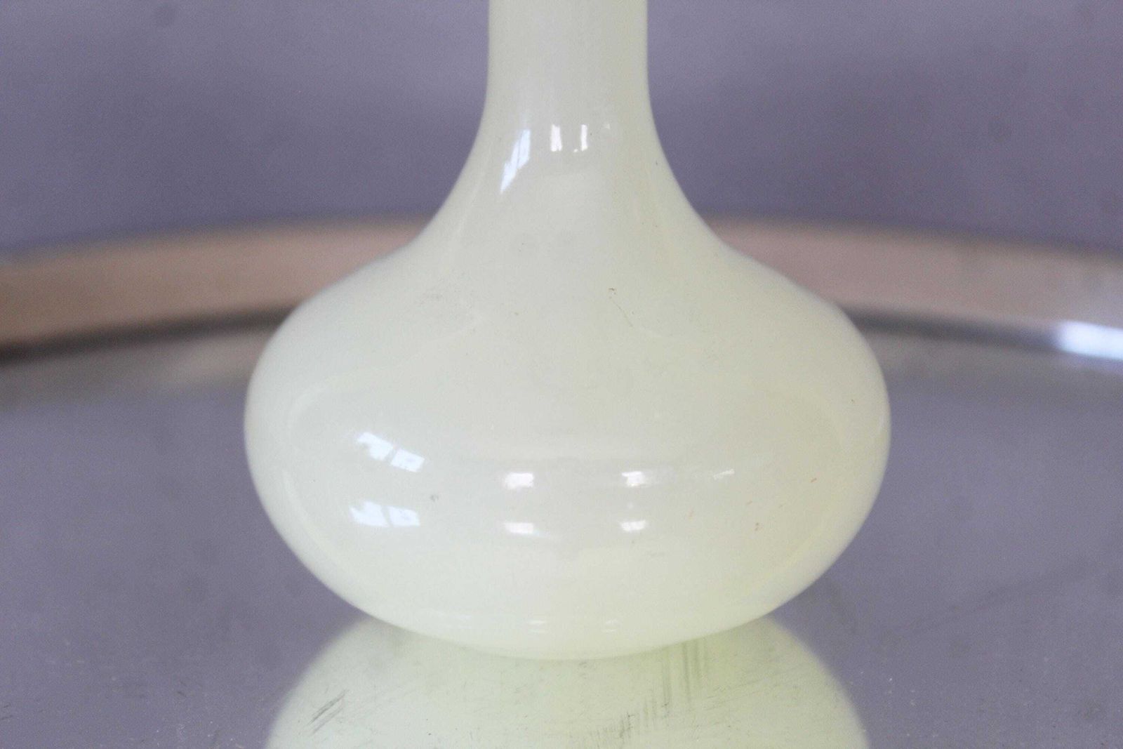 Klein vintage uraniumglas opaline knoppenvase, Murano Italië, kunstglas, soliflore, Ormolu kralenrand, gouden metalen rand, zachtgeel ouraline photo buy
