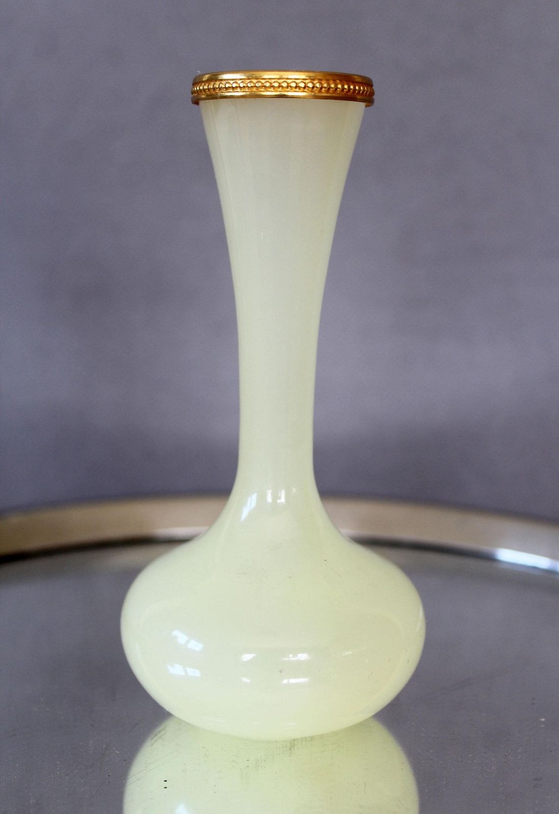 photo for sale Klein vintage uraniumglas opaline knoppenvase, Murano Italië, kunstglas, soliflore, Ormolu kralenrand, gouden metalen rand, zachtgeel ouraline