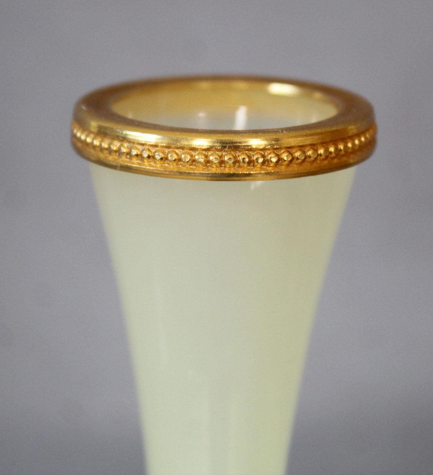 Woonaccessoires Klein vintage uraniumglas opaline knoppenvase, Murano Italië, kunstglas, soliflore, Ormolu kralenrand, gouden metalen rand, zachtgeel ouraline photo