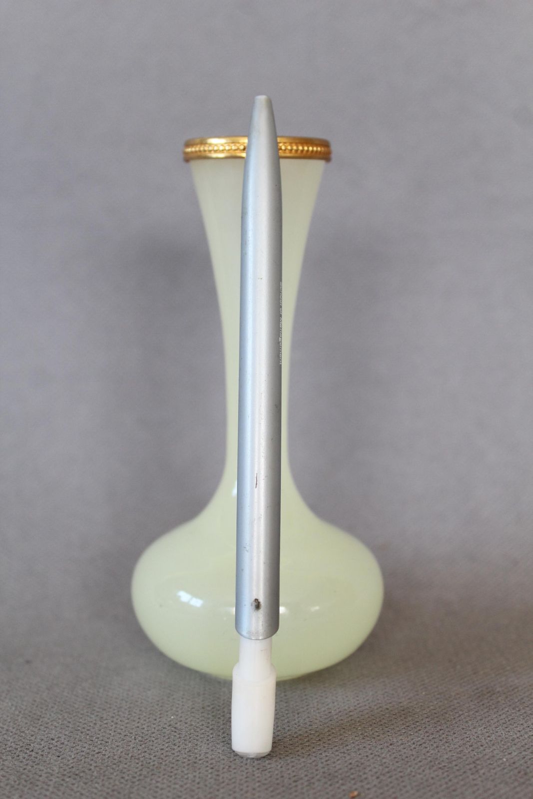 80.0 Klein vintage uraniumglas opaline knoppenvase, Murano Italië, kunstglas, soliflore, Ormolu kralenrand, gouden metalen rand, zachtgeel ouraline photo