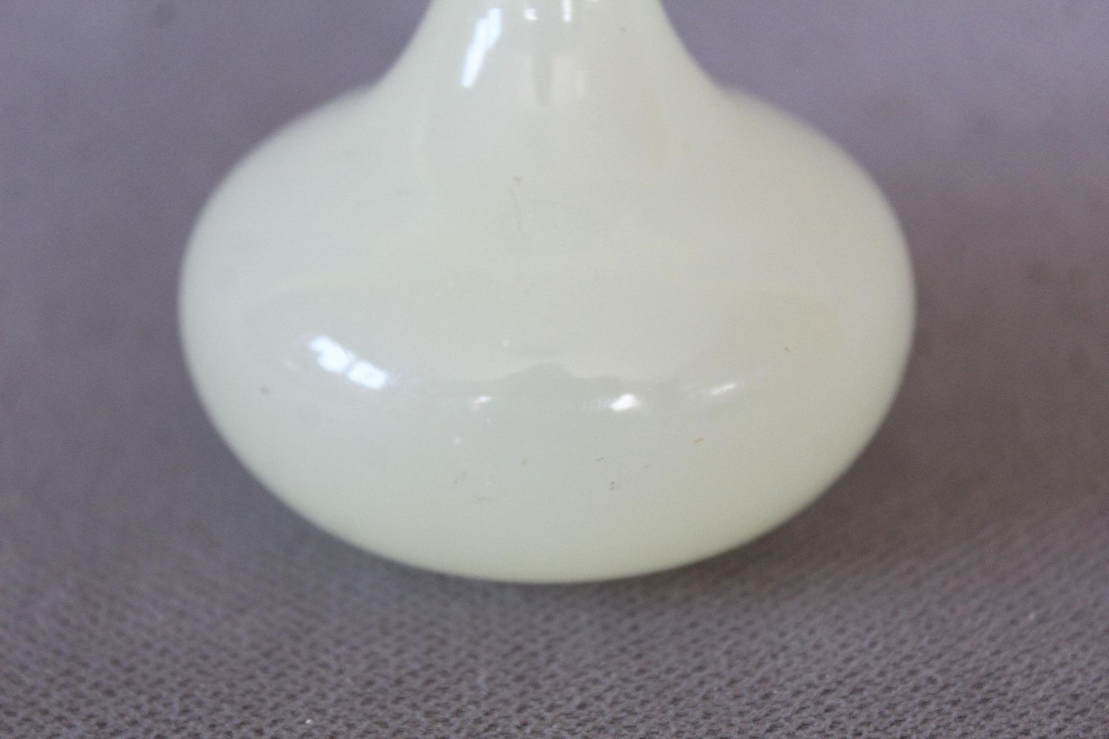 photo vinterior Klein vintage uraniumglas opaline knoppenvase, Murano Italië, kunstglas, soliflore, Ormolu kralenrand, gouden metalen rand, zachtgeel ouraline