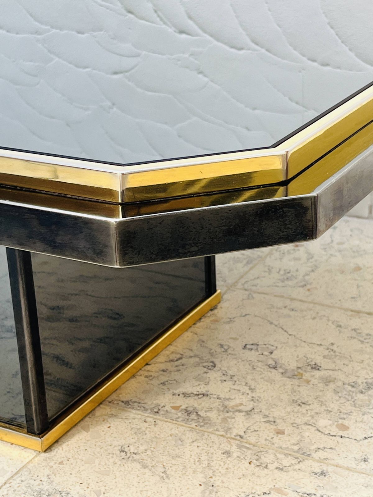 Tweekleurige salontafel in messing en zwart spiegelglas van Fedam photo vintage