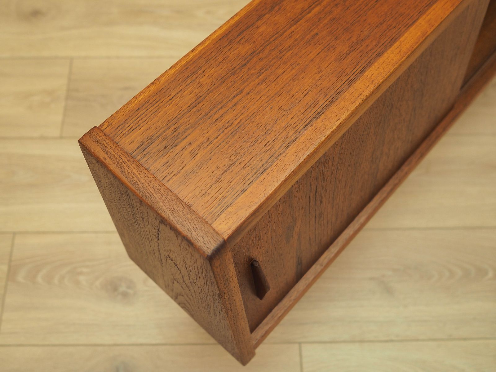 photo for sale Teakhouten Dressoir Met Verlichte Sectie En Schuifdeuren, Denemarken, jaren 1960