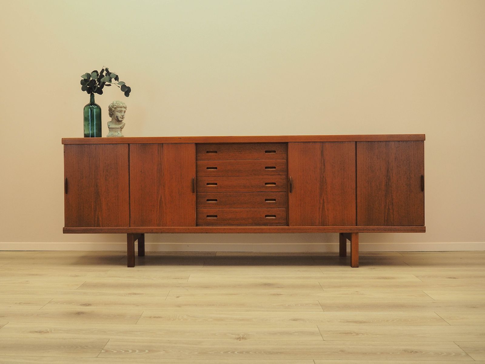 Teakhouten Dressoir met Schuifdeuren, Danish Modern Design ca. jaren 1960 photo furniture