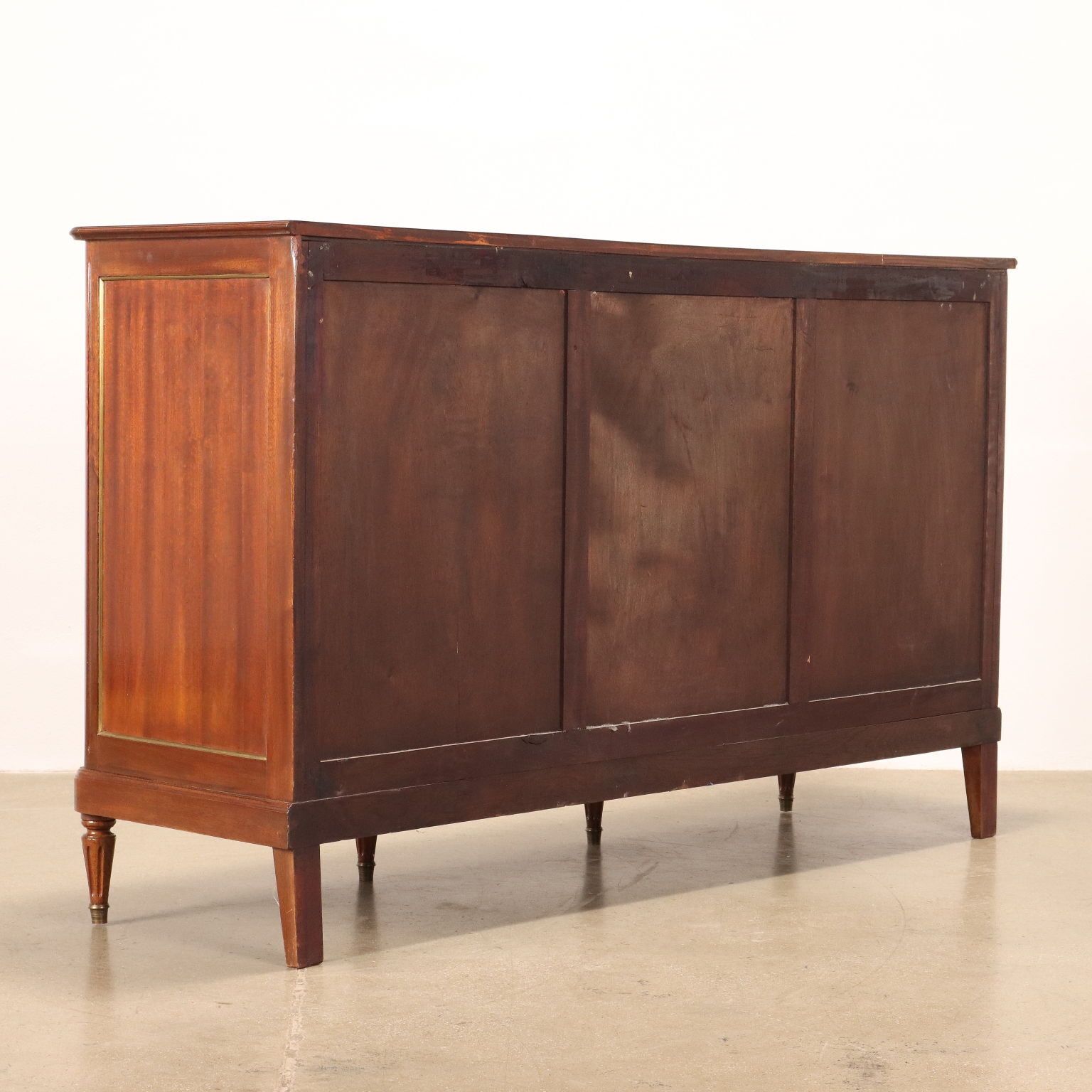 photo for sale Neoclassicistische stijl kast met messing randen Italië 20e eeuw