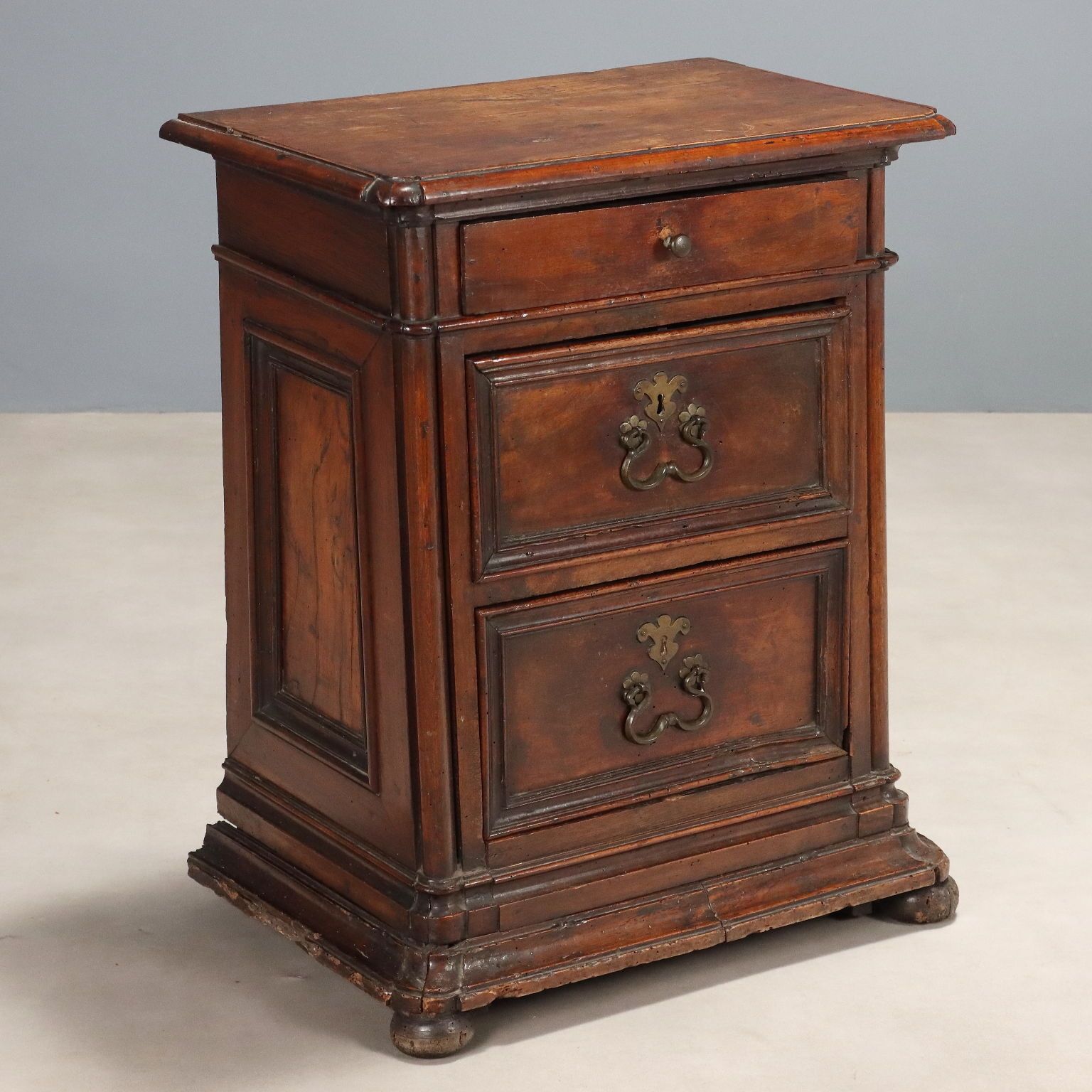 Table de chevet d'époque en noyer et sapin, Italie, XVIIe siècle