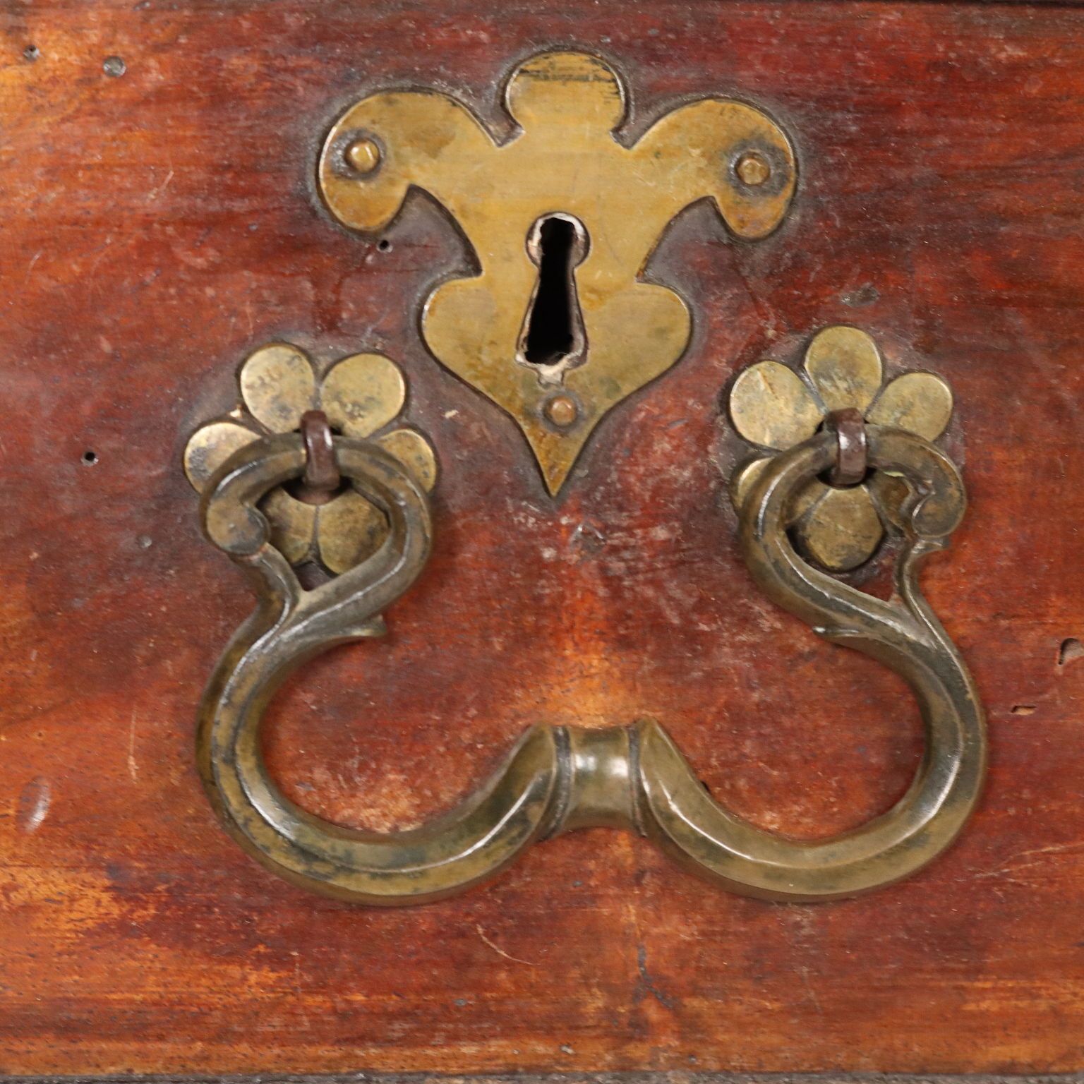 Table de chevet d'époque en noyer et sapin, Italie, XVIIe siècle photo vinterior