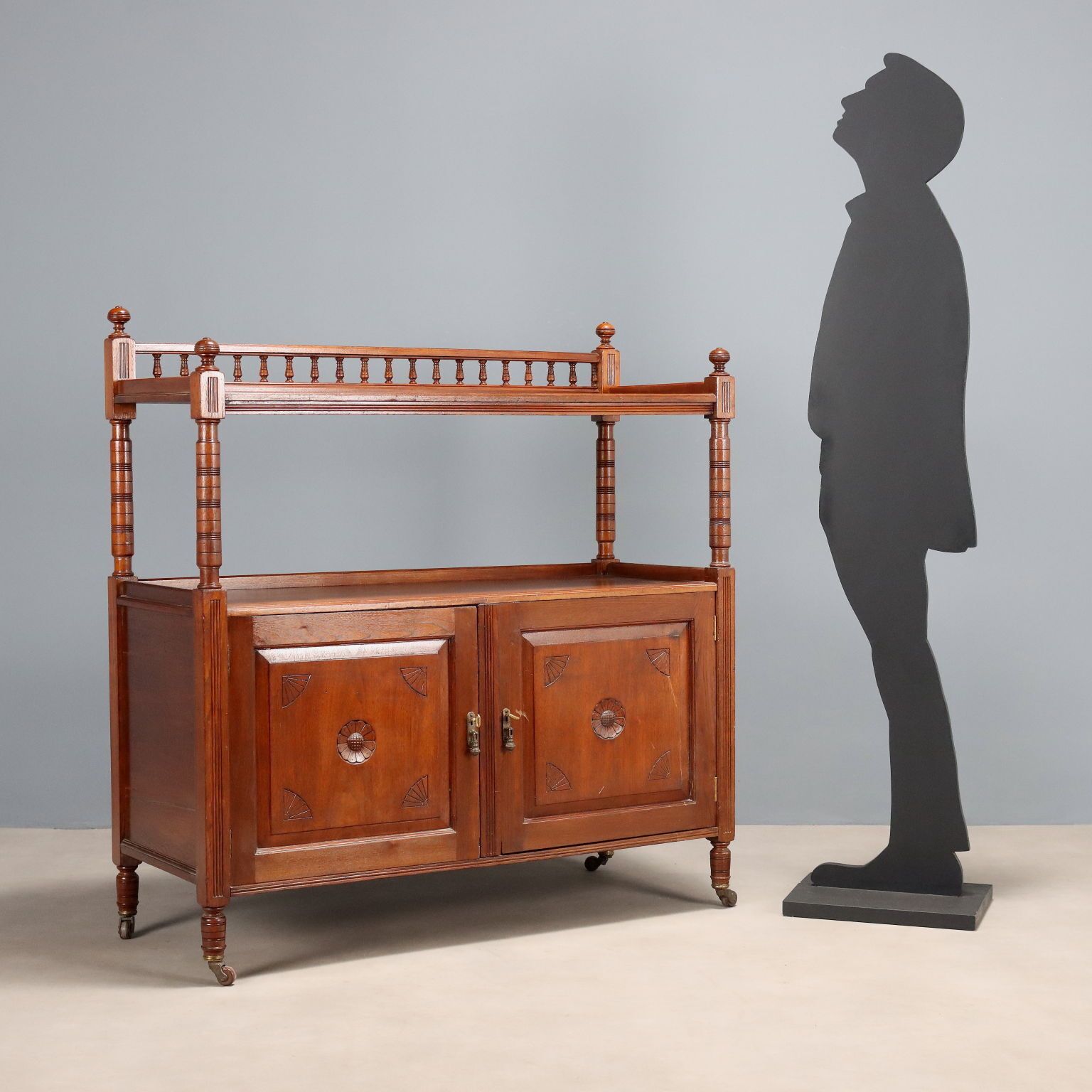 Antieke kast, walnootkleurig geschilderd eiken, Engeland, begin 20e eeuw photo furniture