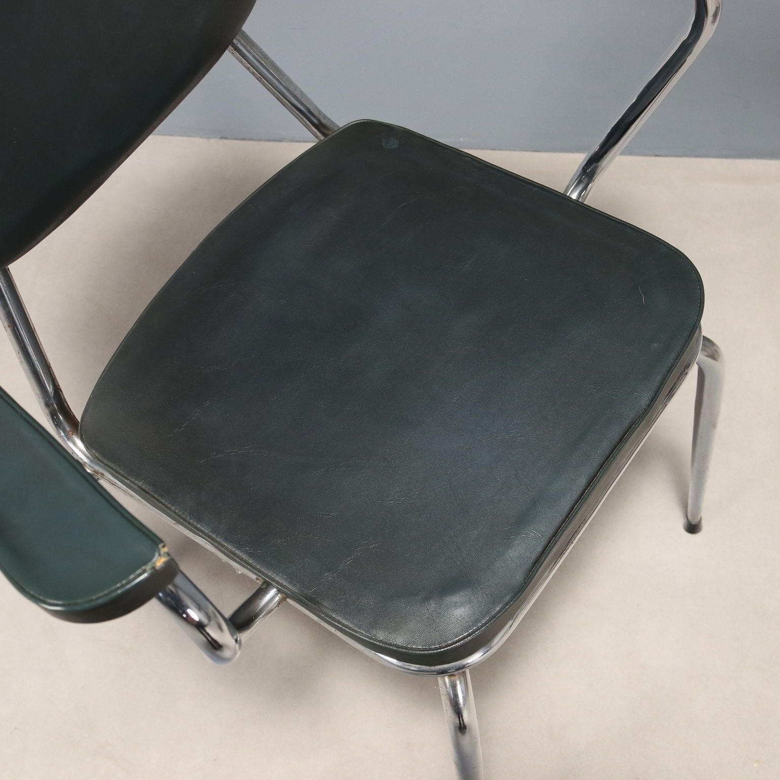 Vintage stoelen, kunstleer, schuimvulling, verchroomd metaal, design, Italië, jaren 1960 photo vintage
