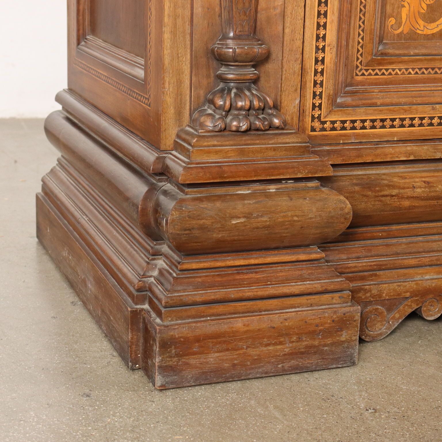 1670.0 Armoire de style néo-Renaissance en bois sculpté, XXe siècle photo