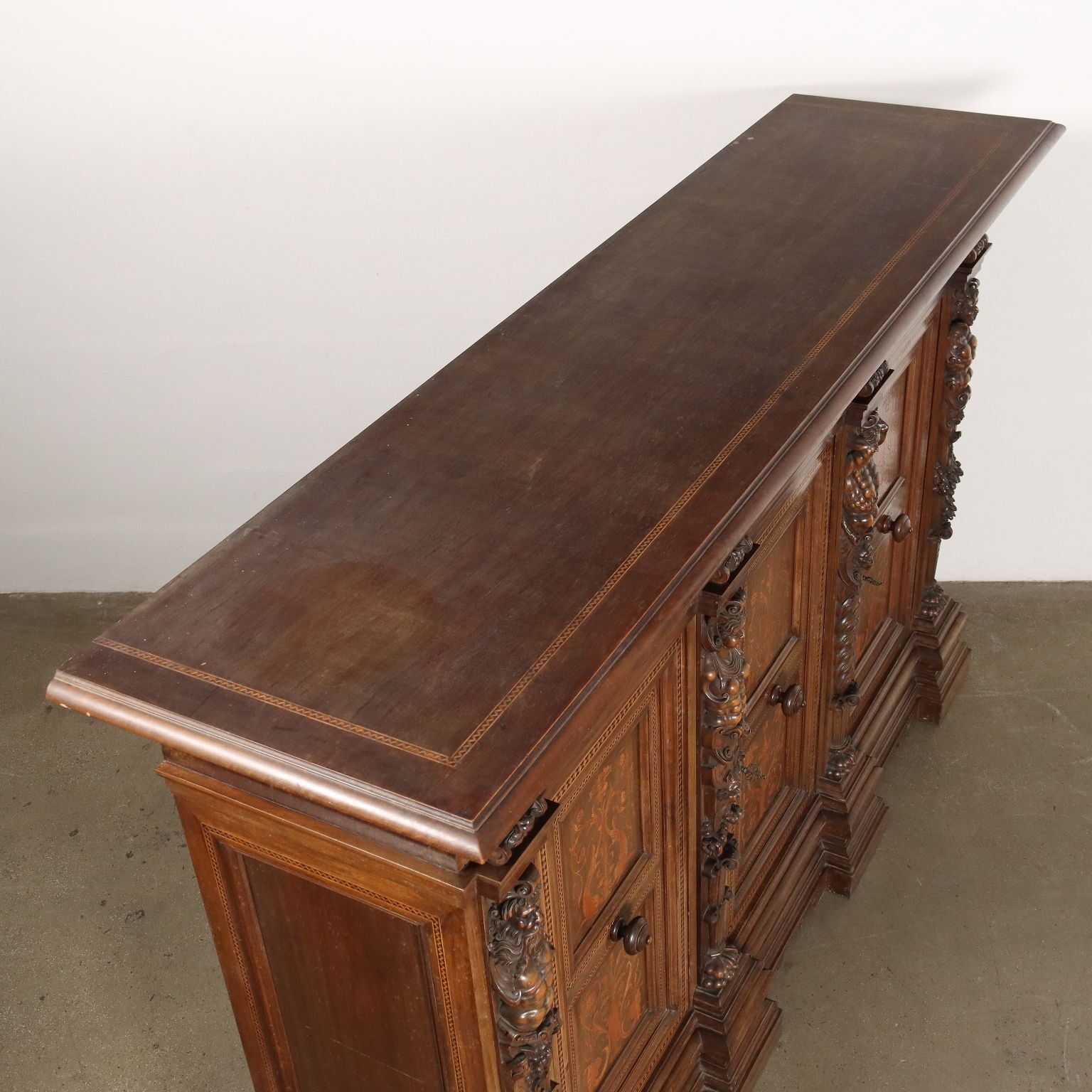 photo buy Armoire de style néo-Renaissance en bois sculpté, XXe siècle