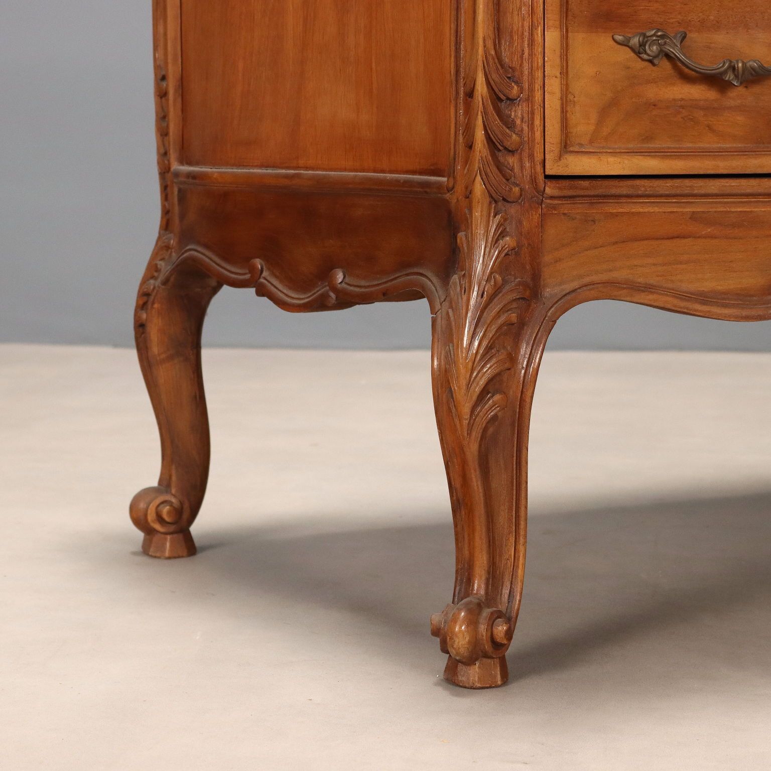 Commode de style baroque en noyer, 3 tiroirs, XXe siècle photo vintage