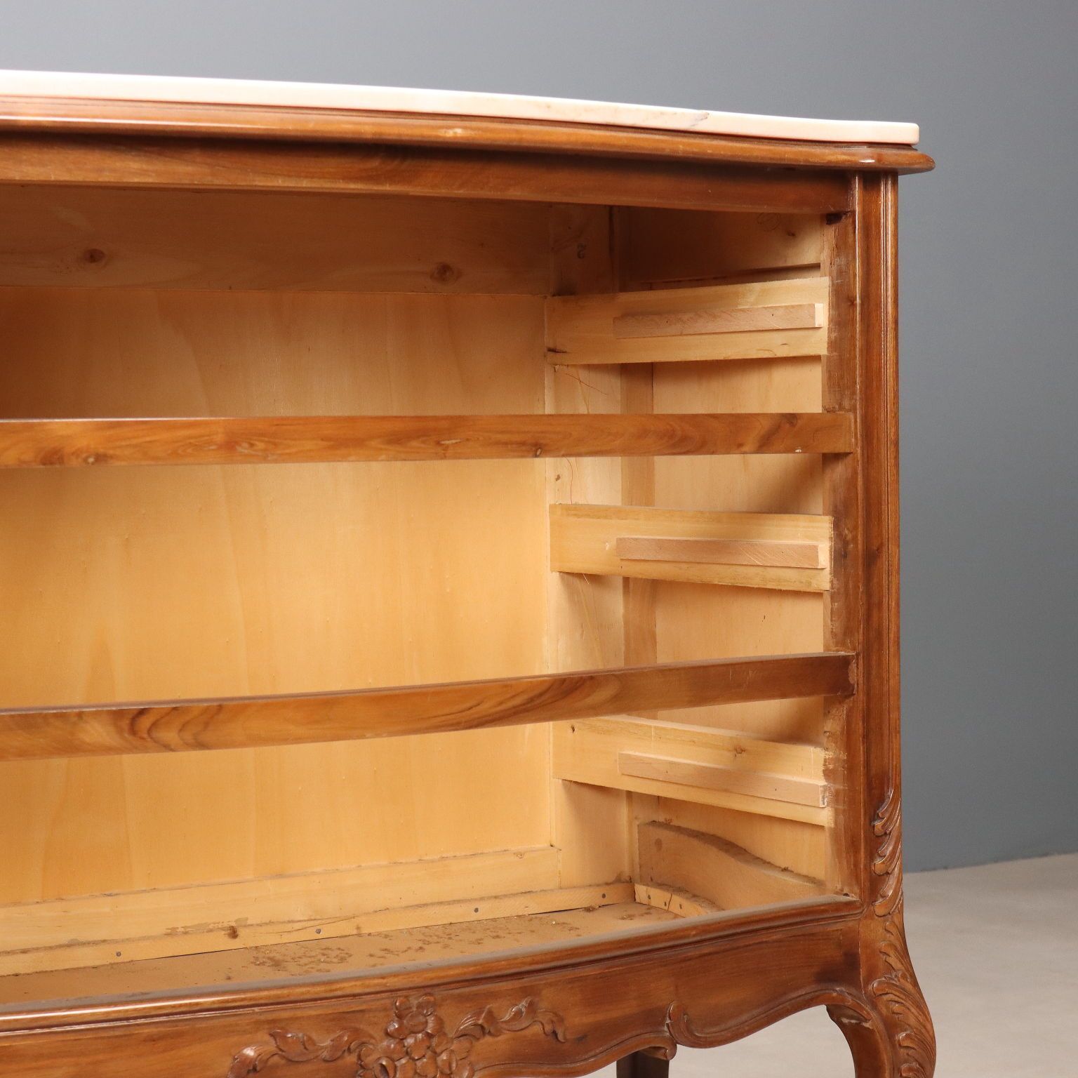 photo for sale Commode de style baroque en noyer, 3 tiroirs, XXe siècle
