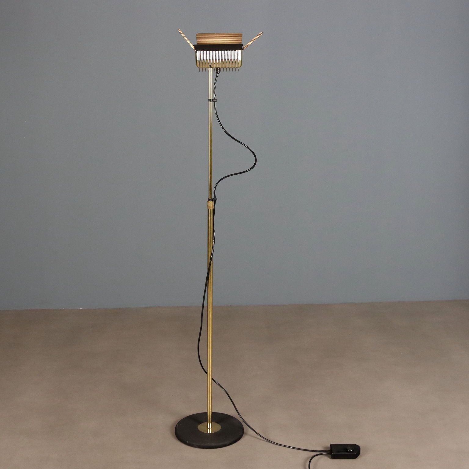 Lampadaire vintage Targetti en métal laqué et plaqué laiton, Italie, années 1980