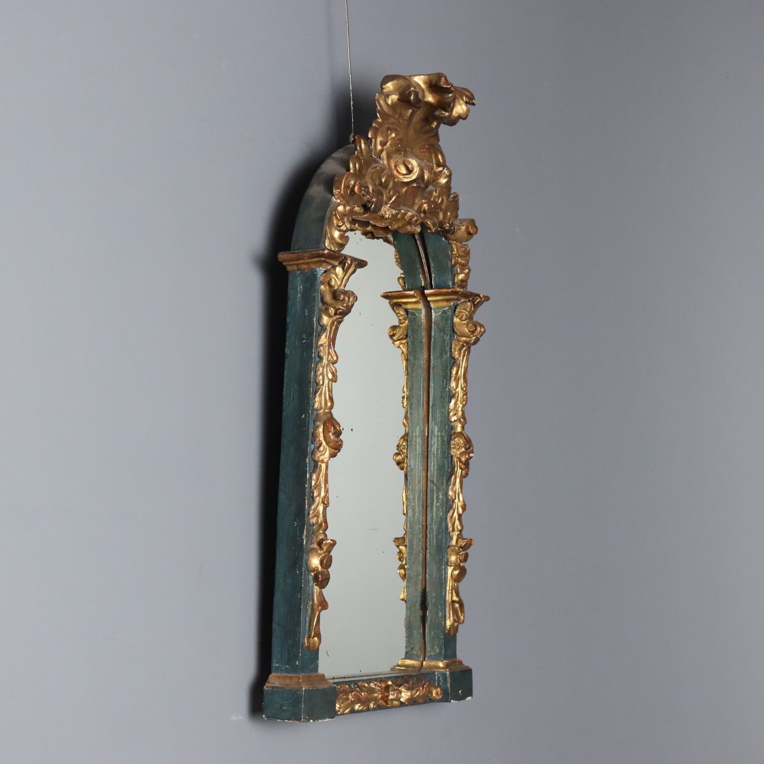 Miroir d'époque en bois sculpté, doré et laqué, Italie, XIXe siècle photo for sale
