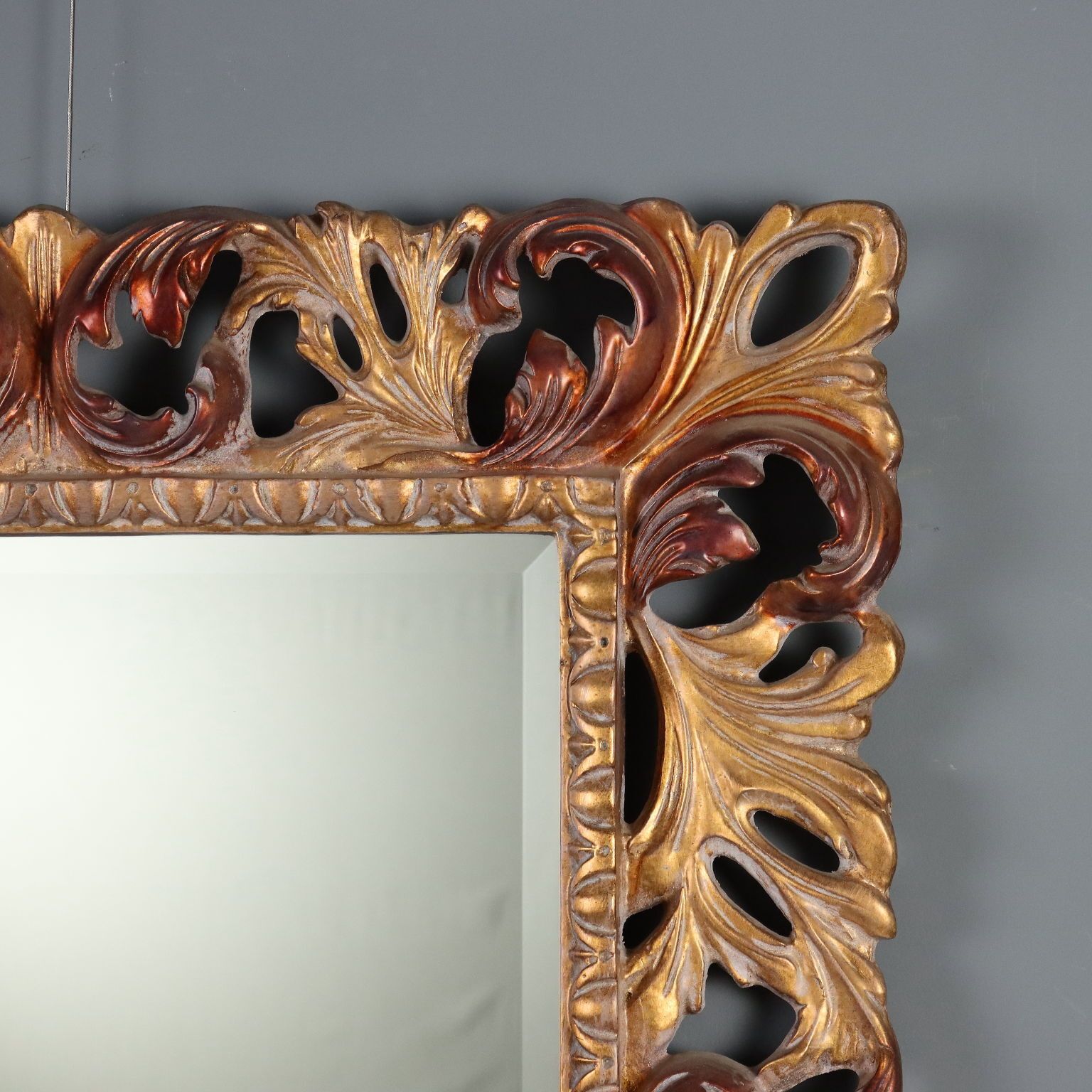 Miroir en bois doré de style baroque photo vinterior